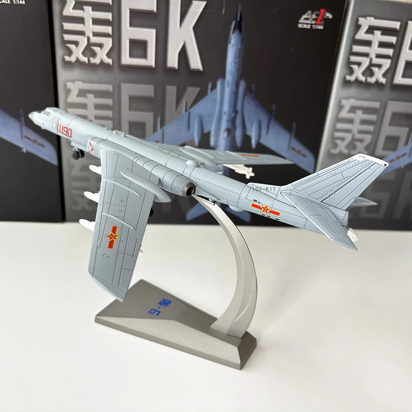 1/144 Alloy Strategic Bomber Chinese Air Force H6K Aircraft Fighter For Decoration Gift Collectible Simulation Airplane Models
