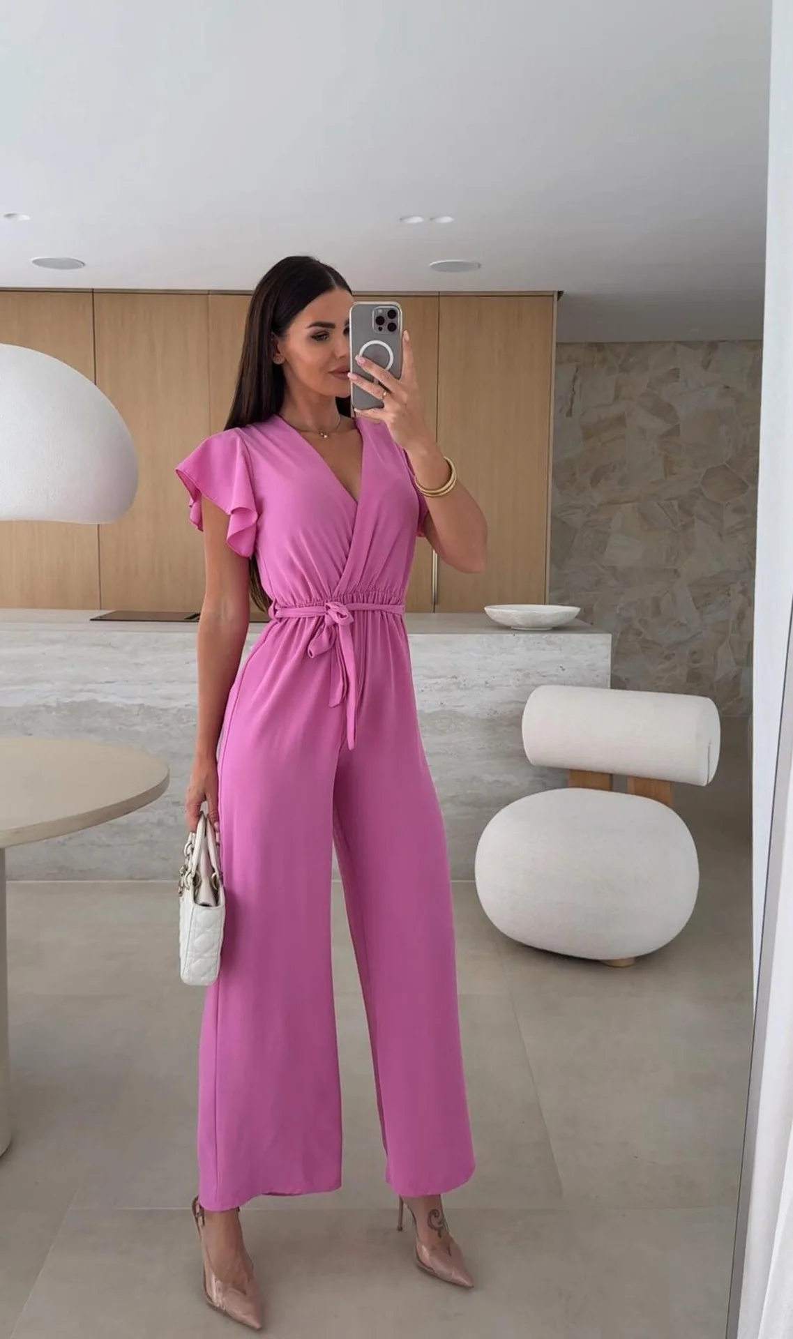 Mono de mujer rosa fucsia con cuello en V, mangas con volantes, cinturón y pierna ancha, elegante, cómodo, para oficina, fiesta o uso casual.