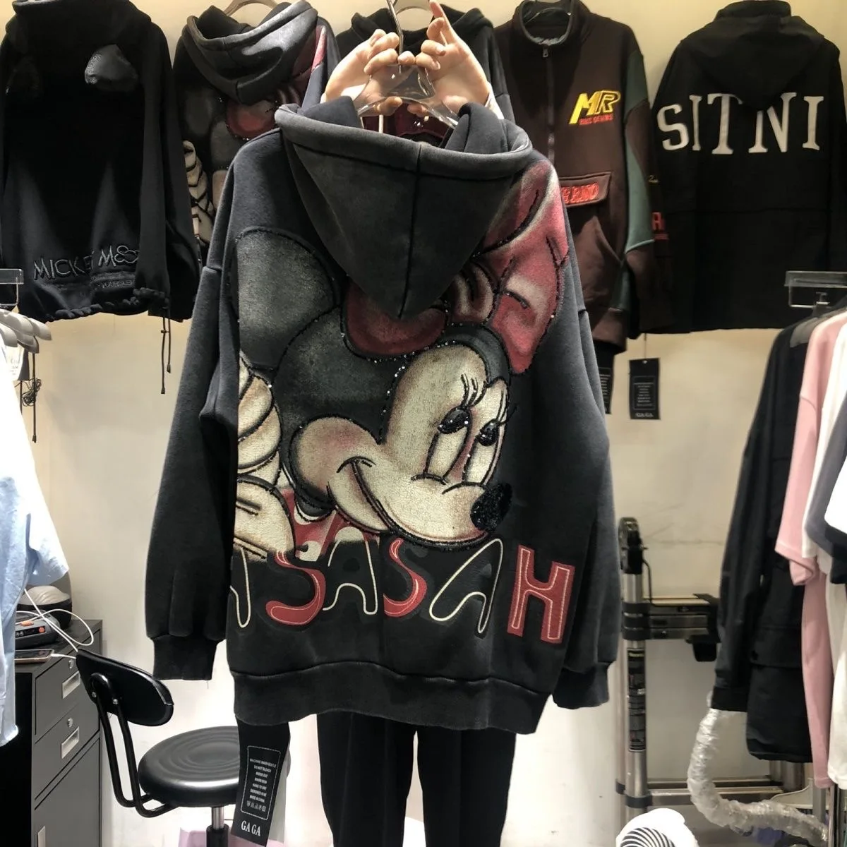 2025 الخريف/الشتاء الأوروبية والأمريكية العصرية العلامة التجارية الصناعة الثقيلة الكرتون الطباعة مع المخملية هوديي معطف هوديي دافئ