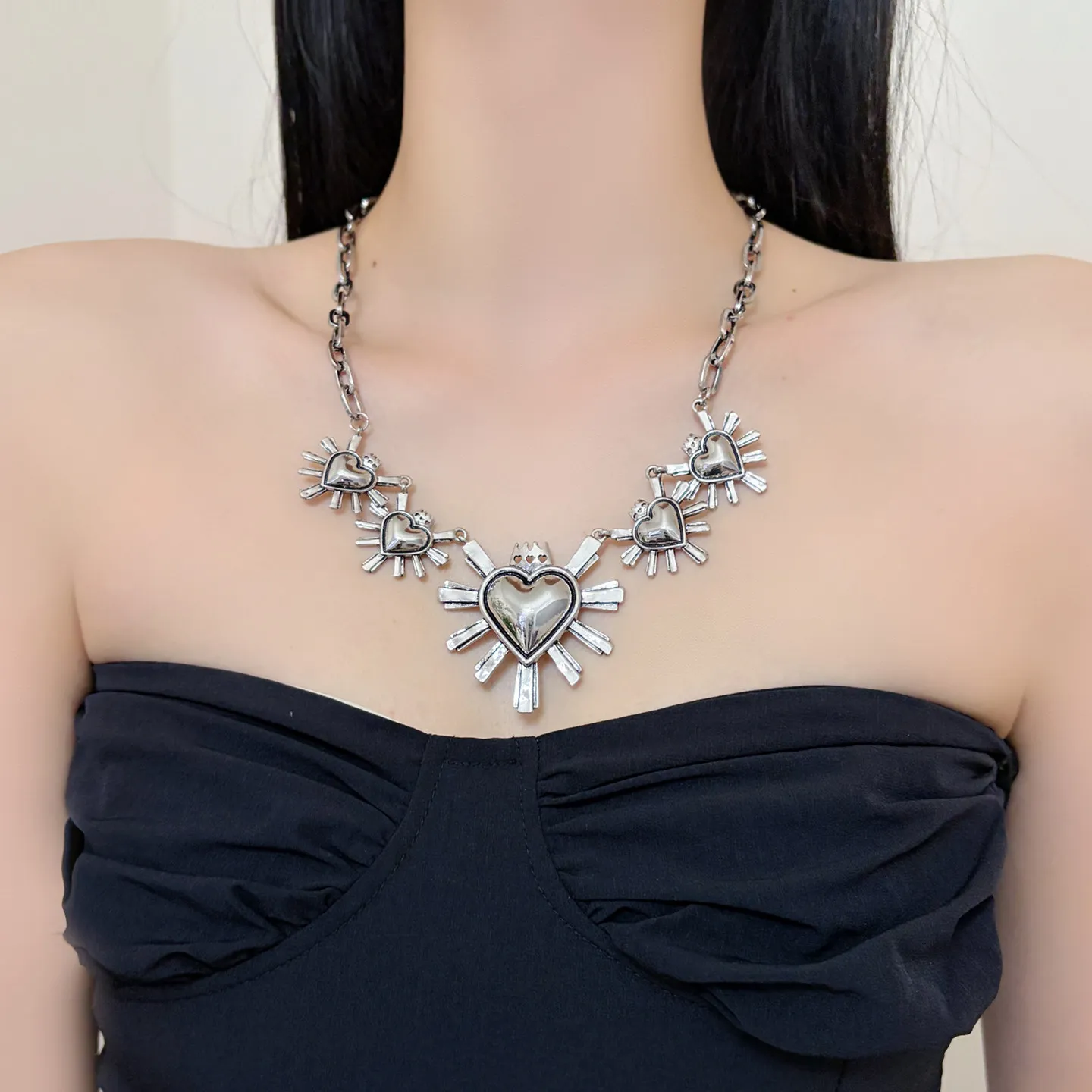 Punk Radiating Heart Link Chain Necklace Sunburst Heart Necklace Retro Metal Heart Choker Necklace for Daily Streetwear Outfit