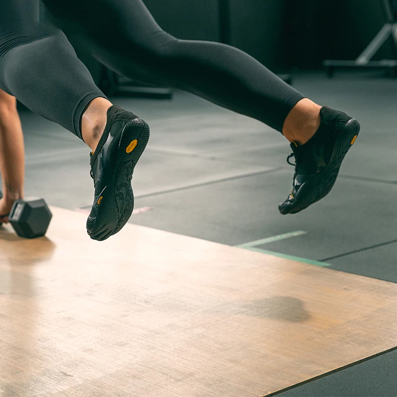 أحذية قرفصاء خفيفة الوزن لليوجا واللياقة البدنية مريحة ومسامية للجنسين ونعل ناعم ومضادة للانزلاق لرفع الأثقال