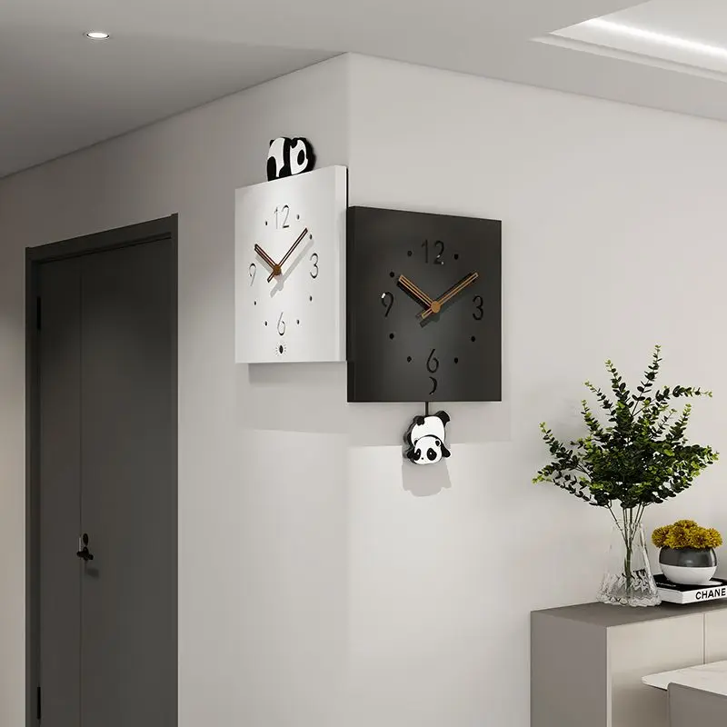 ساعة حائط معدنية مربعة صامتة بلون واحد قابلة للتأرجح على شكل باندا لغرفة المعيشة ساعة حائط زاوية مؤشر خشبي ديكور منزلي إبداعي بسيط