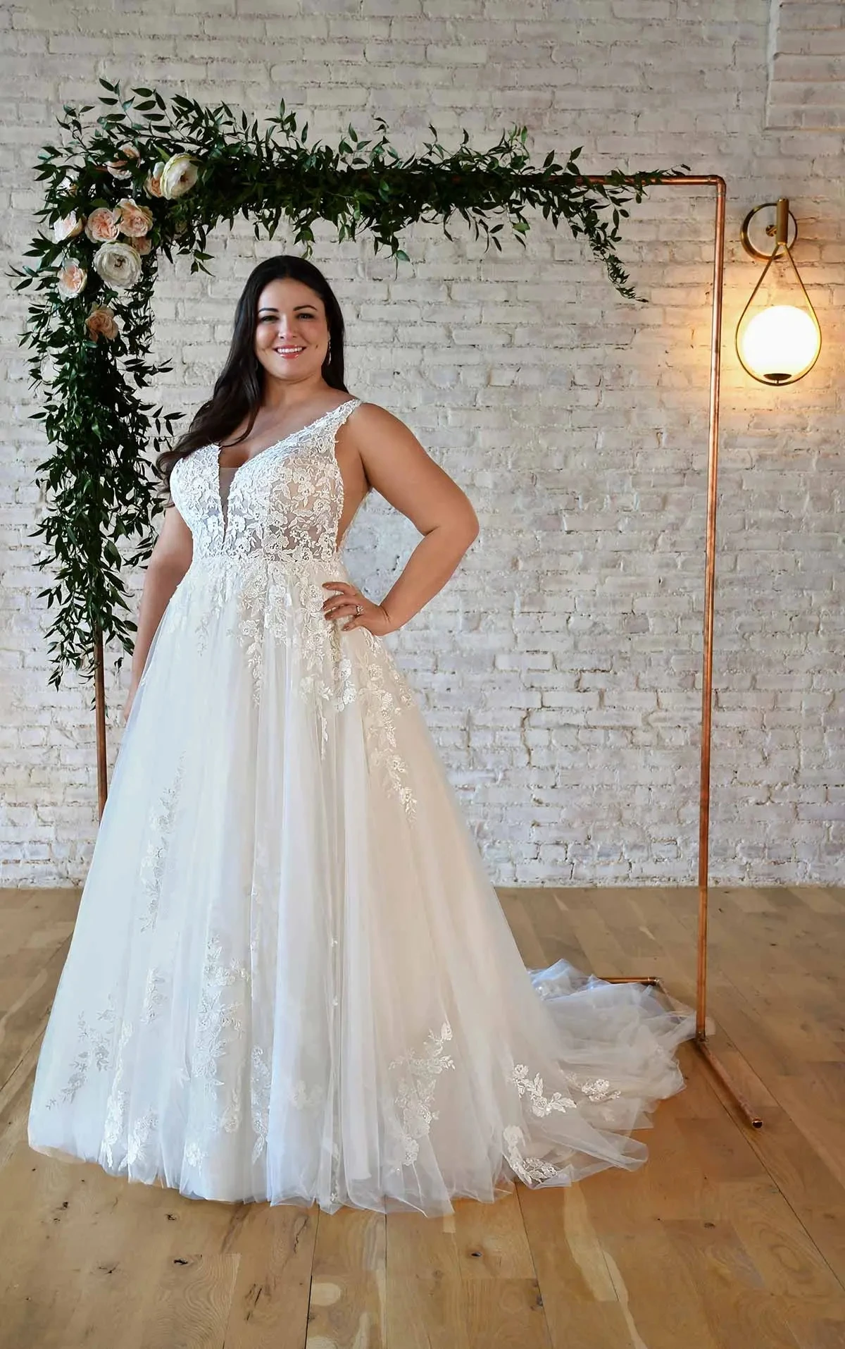 Bez pleców Plus Size suknie ślubne z dekoltem w serek tiulowe aplikacje Boho artystyczne weselne suknia ślubna suknie Vestidos De Novia