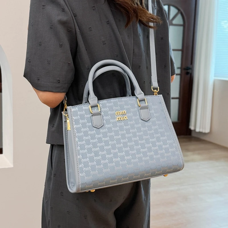 حقيبة يد صيفية كلاسيكية - حقيبة كتف نسائية خفيفة الوزن مع طباعة حروف، محفظة صغيرة مصممة للمناسبات الكاجوال والمكتب