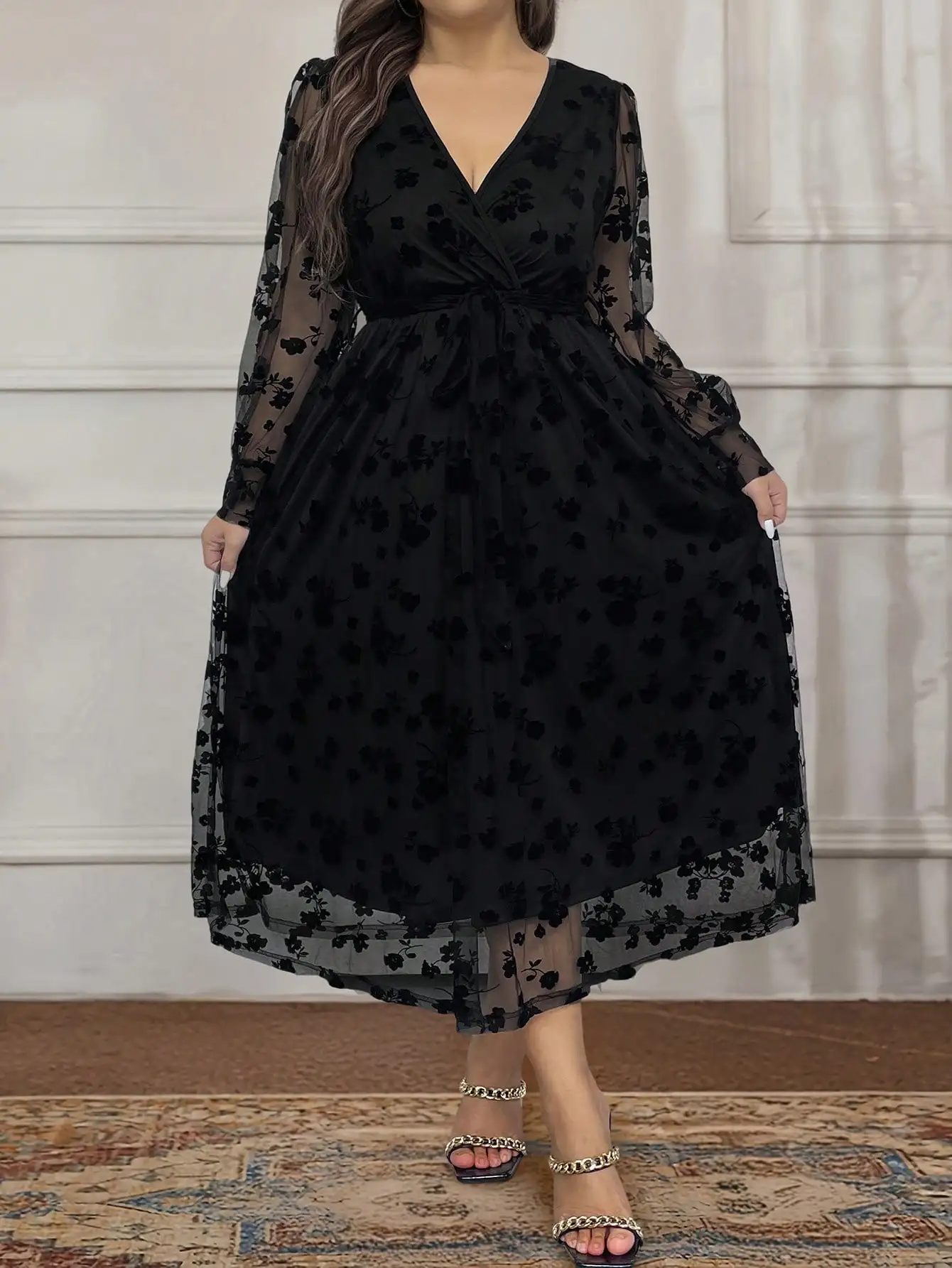 

Платье макси с V-образным вырезом, длинными рукавами, сетчатыми вставками и цветочным принтом, с поясом, элегантный осенне-зимний наряд для женщин больших размеров.