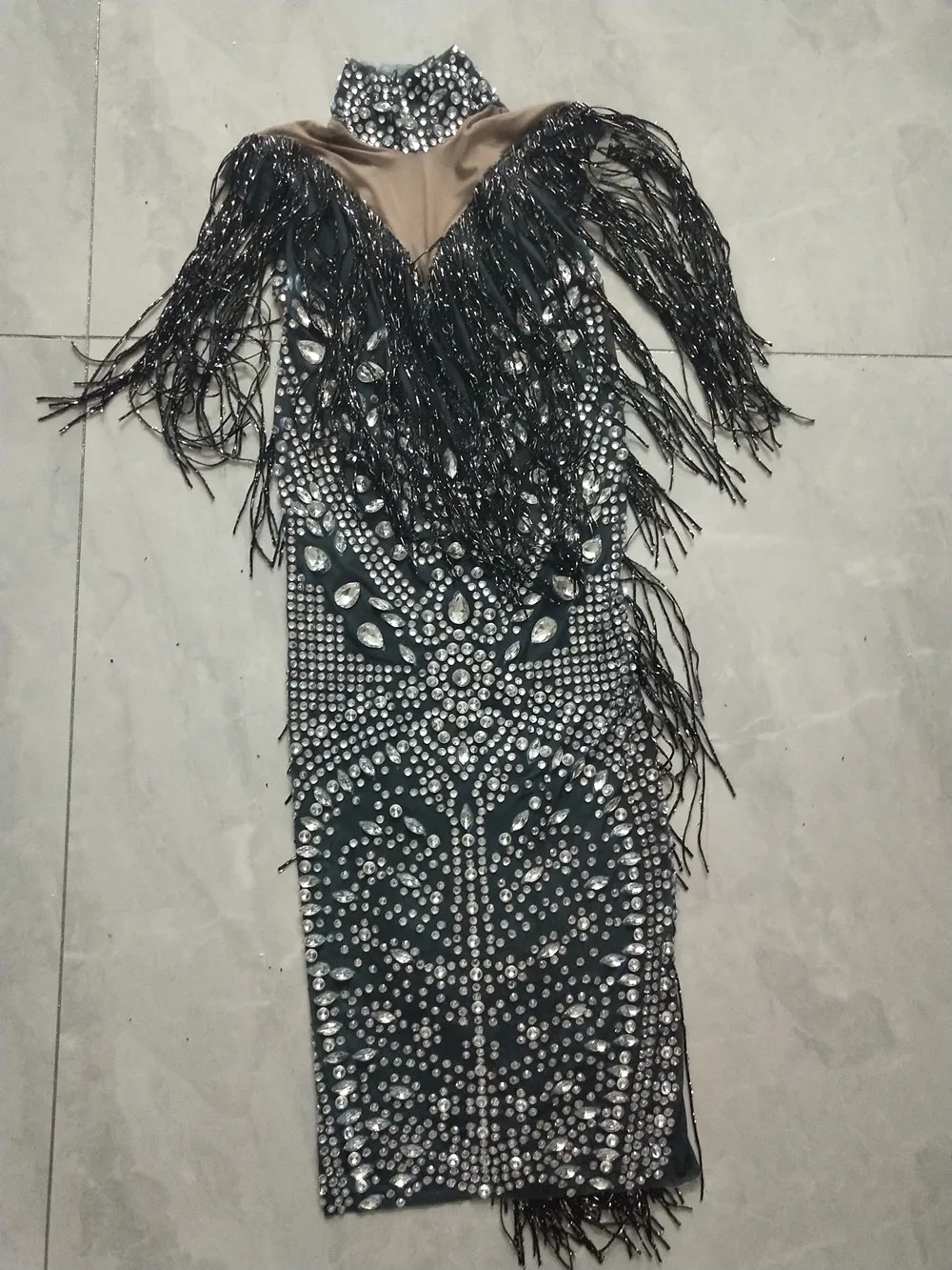 فستان أسود بأحجار الراين اللامعة وحفلات السهرة وحفلات أعياد الميلاد وحفلات التخرج الشفافة بشرابة شبكية زي المغني