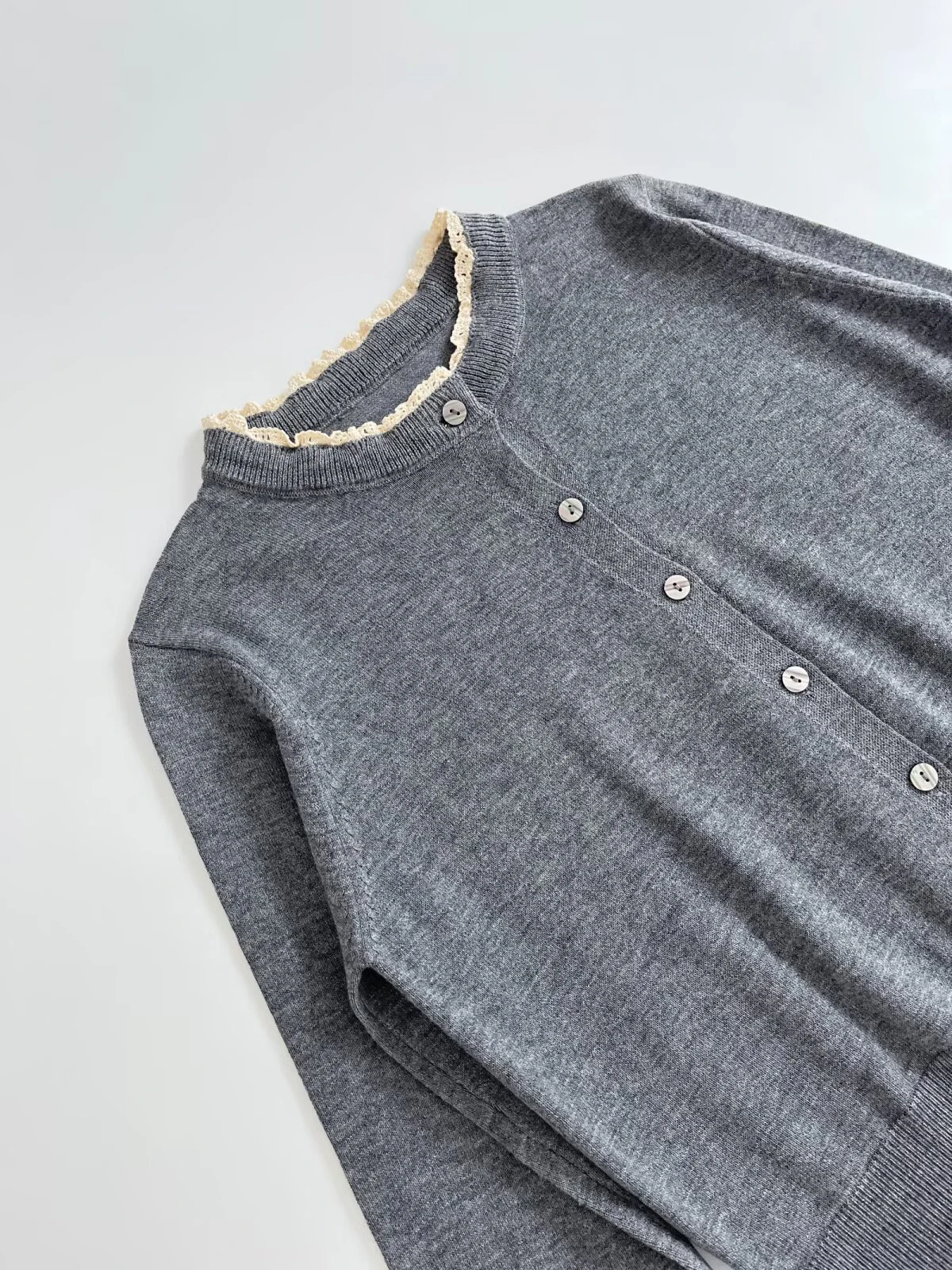 Europeu e americano feminino fino ajuste francês contrastante combinação renda emenda em torno do pescoço manga comprida botão jaqueta de malha