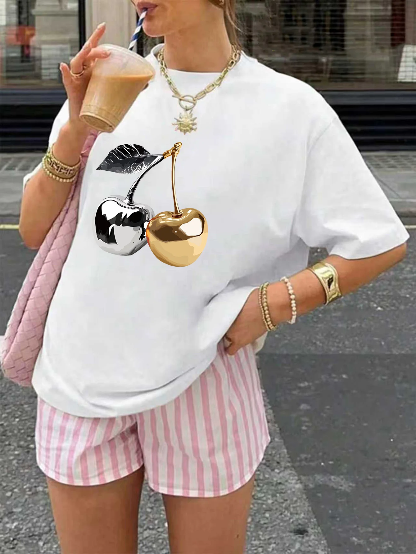 

Женская повседневная футболка с длинным рукавом, круглым вырезом, принтом в виде золотых и серебряных вишнев, белая, стандартного кроя, в стиле Харадзюку, эстетичная одежда