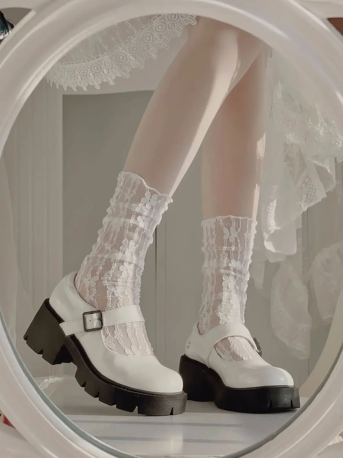 Lolita uroczy biały stos skarpet kobiet siateczkowa siatka cienkie nylonowe jedwabne Retro kwiat koronkowe skarpety damskie z wydrążonymi przezroczystymi skarpetami
