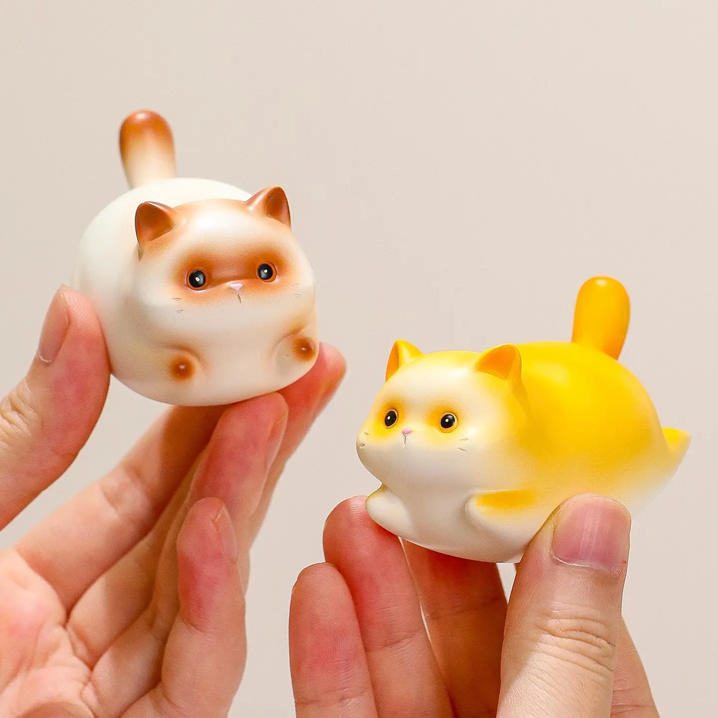4pcs Creative Lucky Cat Wobble Figurine Cute Cartoon Cat Shaking Ornament Lovely Tabletop Decor for Home Office Decoration Gift