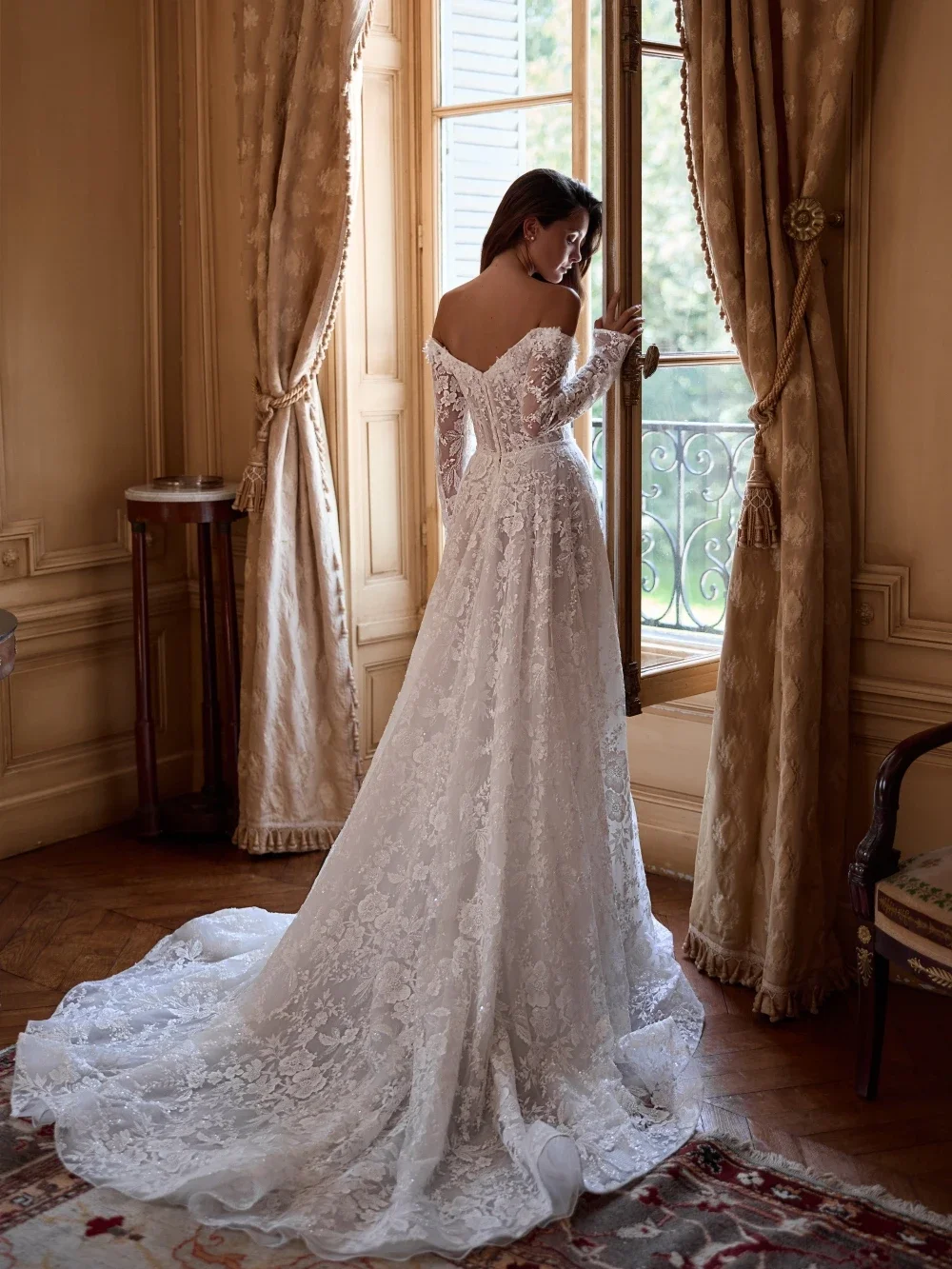 ชุดแต่งงานแบบเปิดไหล่ทรงหวานประดับลูกปัดและผ้าลูกไม้ปักลาย  ชุดเจ้าสาวปี 2025 แบบสั่งตัดเปิดหลังสำหรับเจ้าสาว