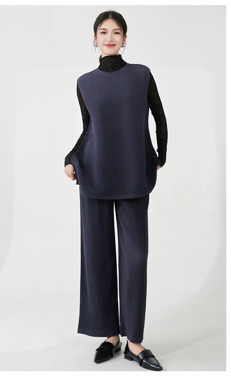 Miyake presents a complete women's summer outfit: a loose-fitting plus-size two-piece set of top and pants.