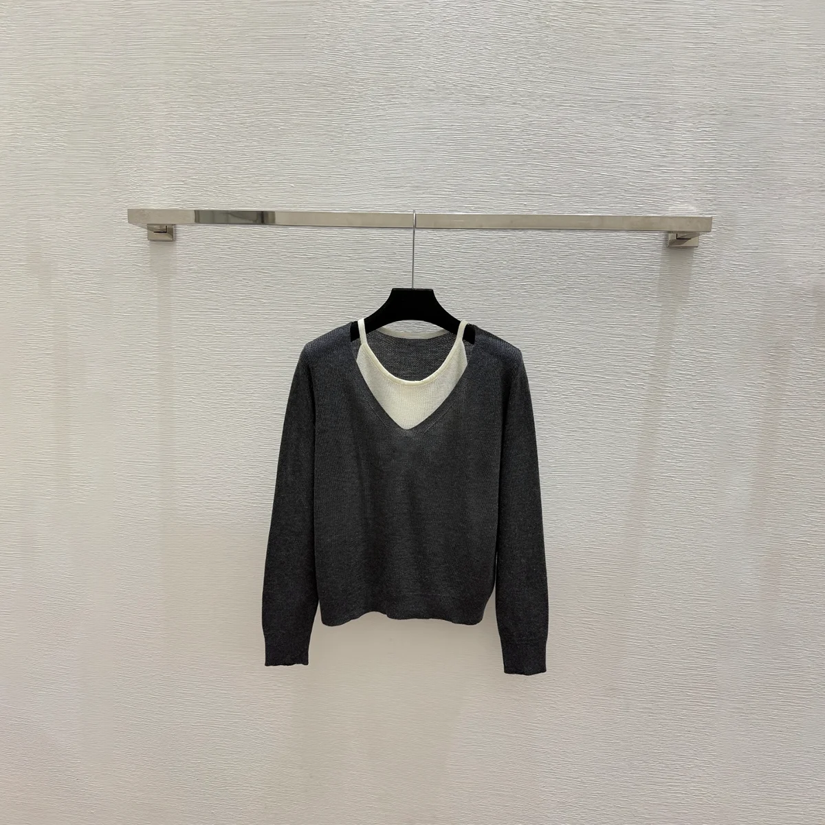 2026 high-quality new women's clothing Korean fake two-piece contrasting V-neck knitted top for women--hb721