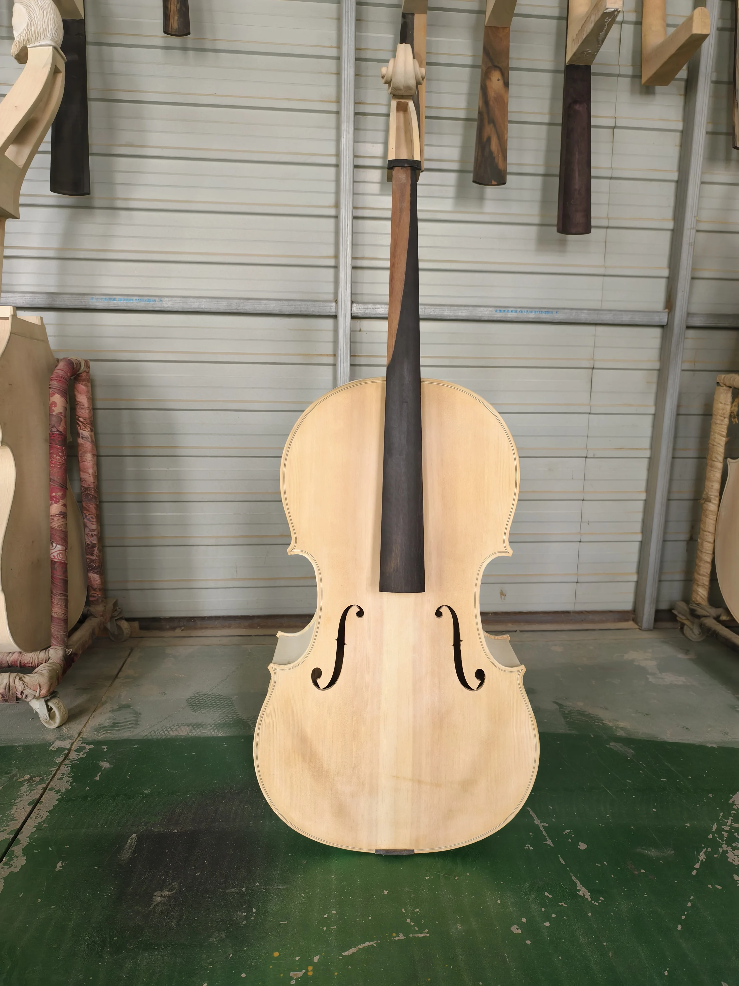 La fábrica produce violonchelos 4/4 de alta calidad, madera de arce, diapasones de ébano y violonchelos perfectos.