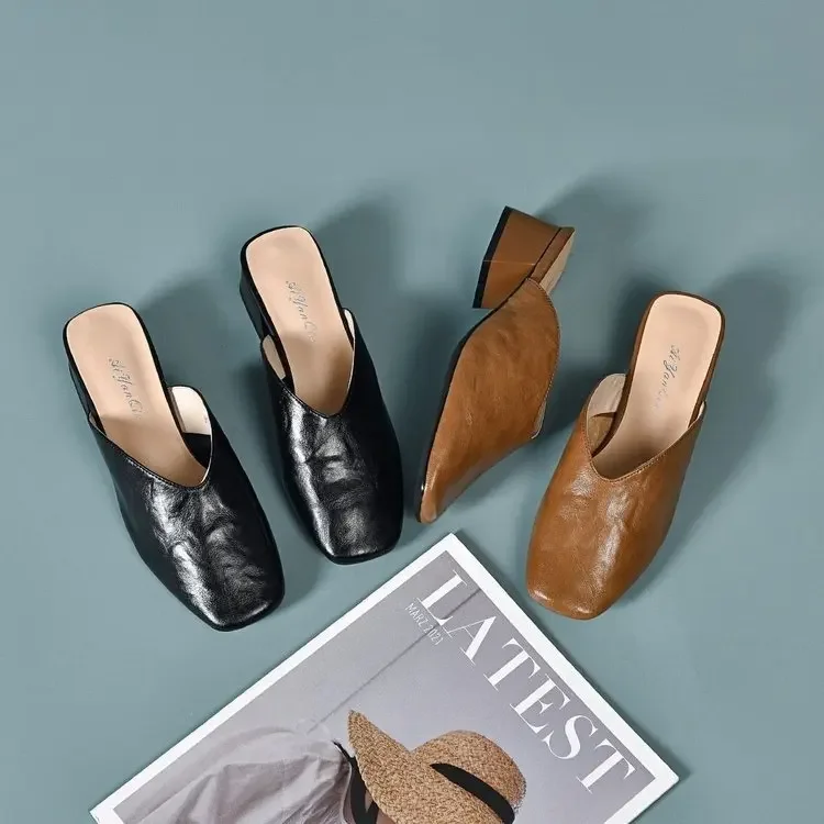 Damen Retro Mules mit eckiger Zehenpartie und klobigem Absatz, bequeme Slip-On-Sandalen aus weichem Leder, geeignet für Alltag und Büro 2026 – Detail 9