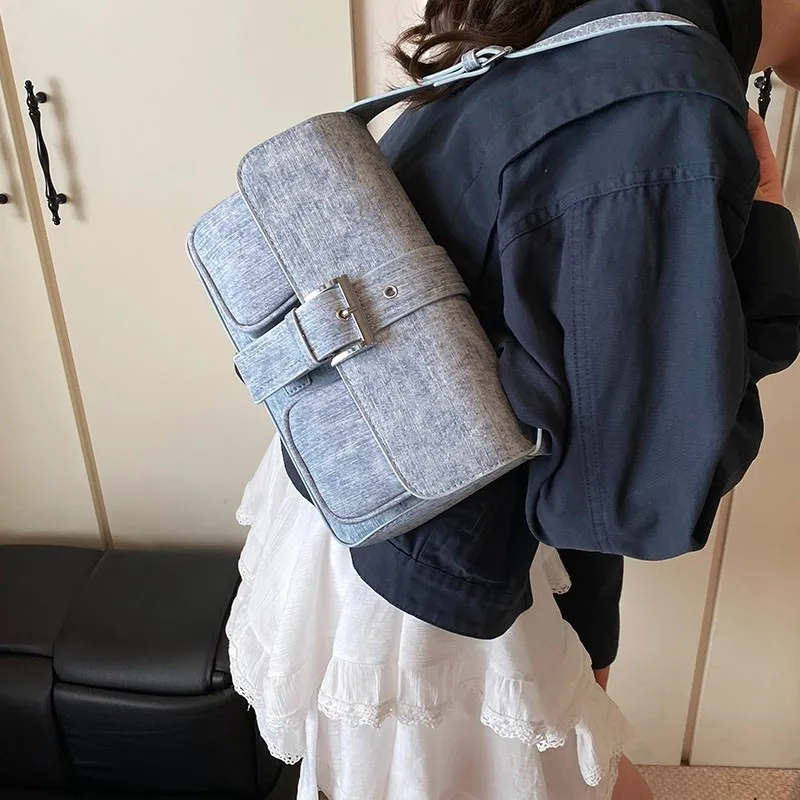 

Клатч в парижском стиле — модная однотонная сумка с минималистичным дизайном и текстурированной отделкой из кожи