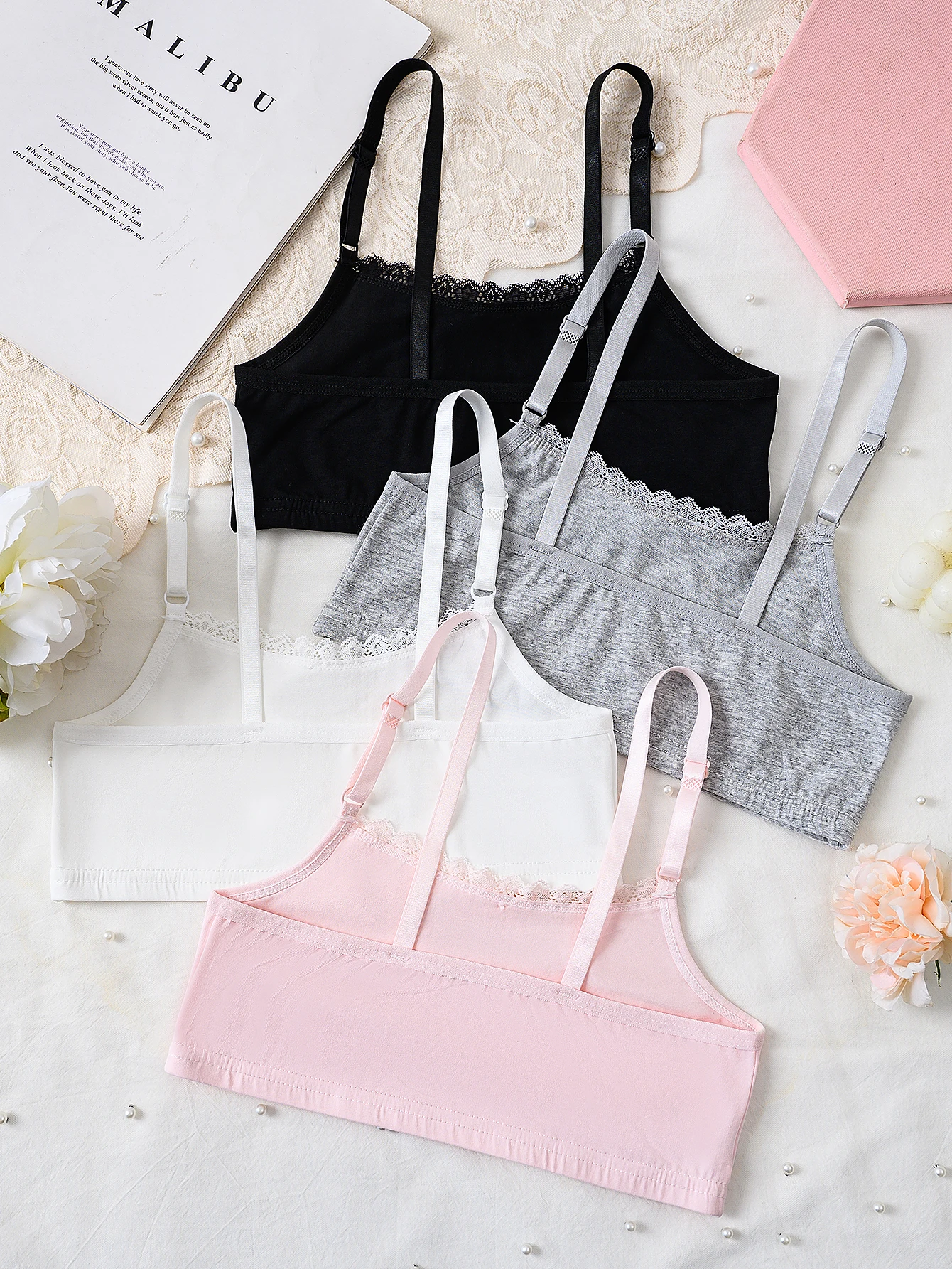 4-teiliges Set aus Trainings-BHs für Mädchen, BHs für Teenager, BHs ohne Bügel für die Pubertät mit Spitze, verstellbaren Trägern, weich und bequem. – Detail 6