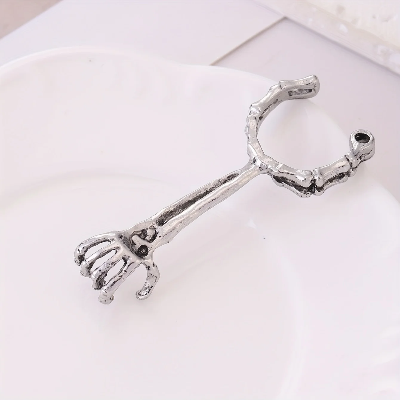 1 Stück Handknochen-Raucherring, Zigarettenhalter-Ring mit Totenkopfmuster – Detail 3