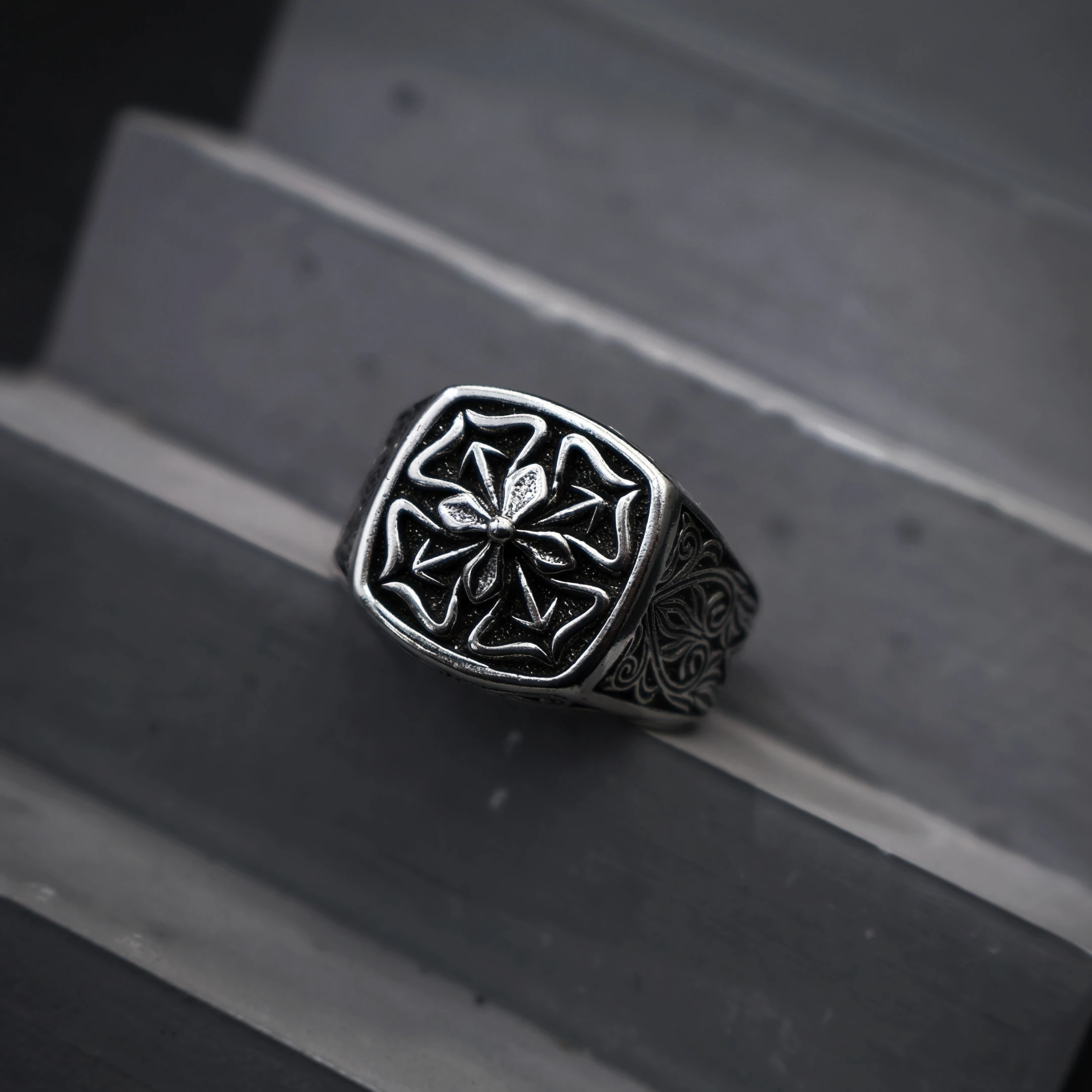 Retro „Floral Edge“ Vierblättriges Kleeblatt Verstellbarer Offener Ring für Männer, Versilbertes Messing, Gothic Punk Edgy Schmuck Accessoire Geschenk – Detail 3