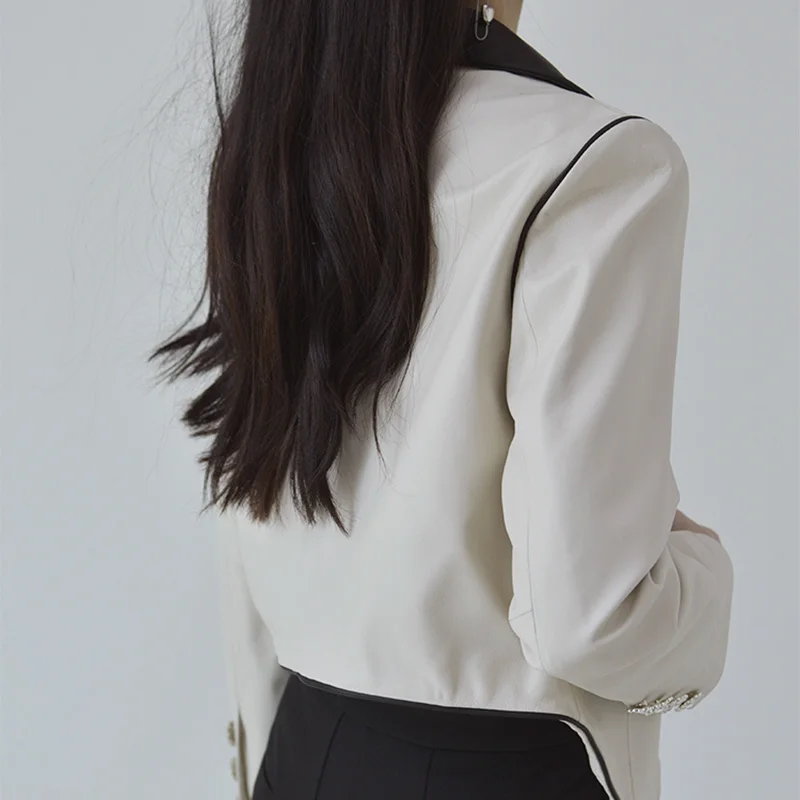 Manteau en peau de mouton à simple boutonnage pour femme, veste en cuir 2023 authentique coréenne, noir et blanc, coutures de couleur contrastée, ourlet irrégulier