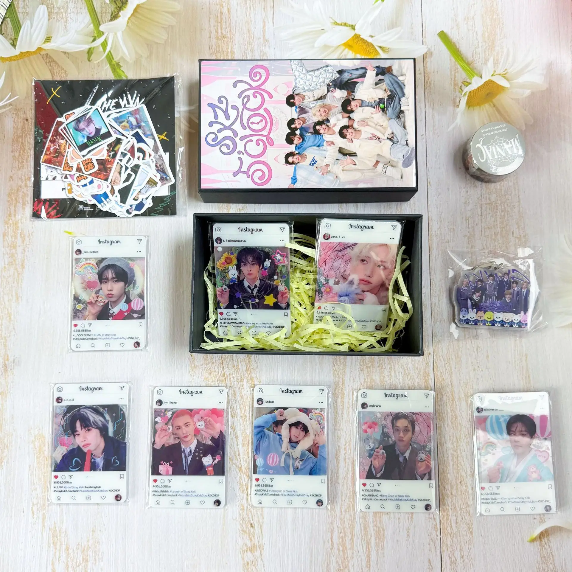 

New SKZOO Stray Children's Keychain Sticker LOMO Small Card Set Huang Xuanchen Cartoon Peripheral Hanging Rope