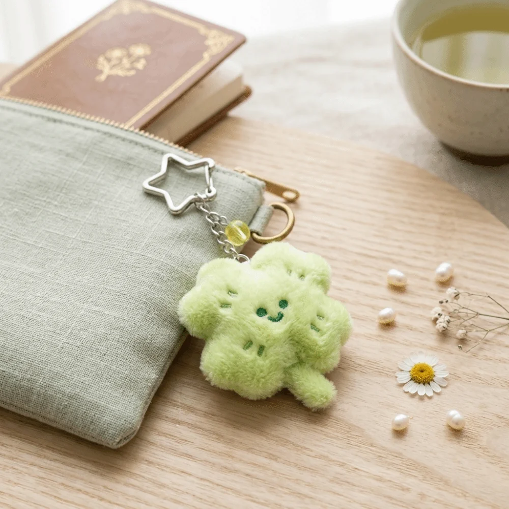 Smiling Face Plush Keychain High-Quality Fuzzy Plush Elastic PP Cotton Four Leaf Clover Keychain Ultra Soft Skin-Friendly