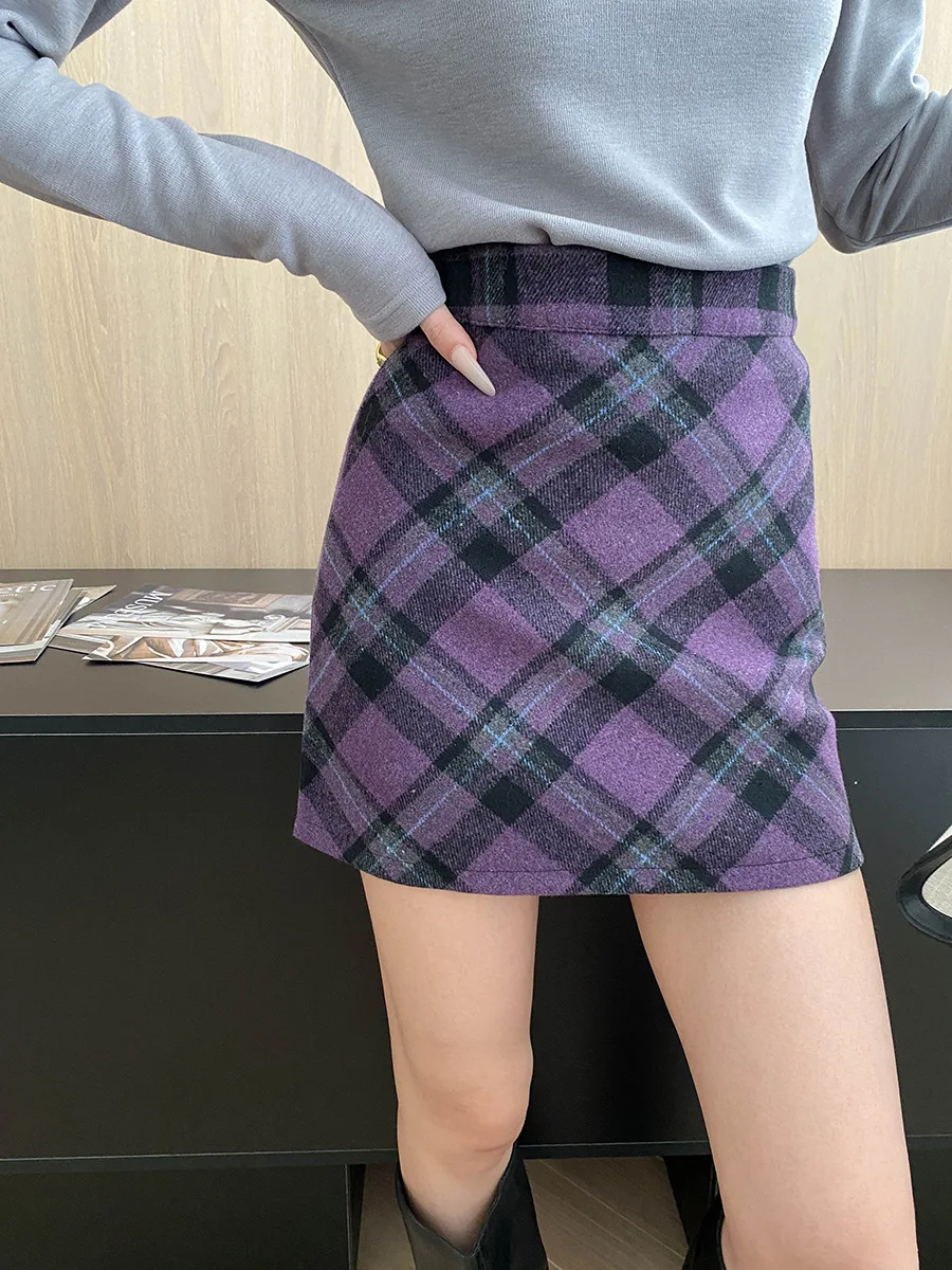 Mittelalterlicher College-amerikanischer, farblich kontrastierender, diagonaler Gitter-Look mit hoher Taille, schmaler, hüftumwickelter Woll-Kurzrock in A-Linie