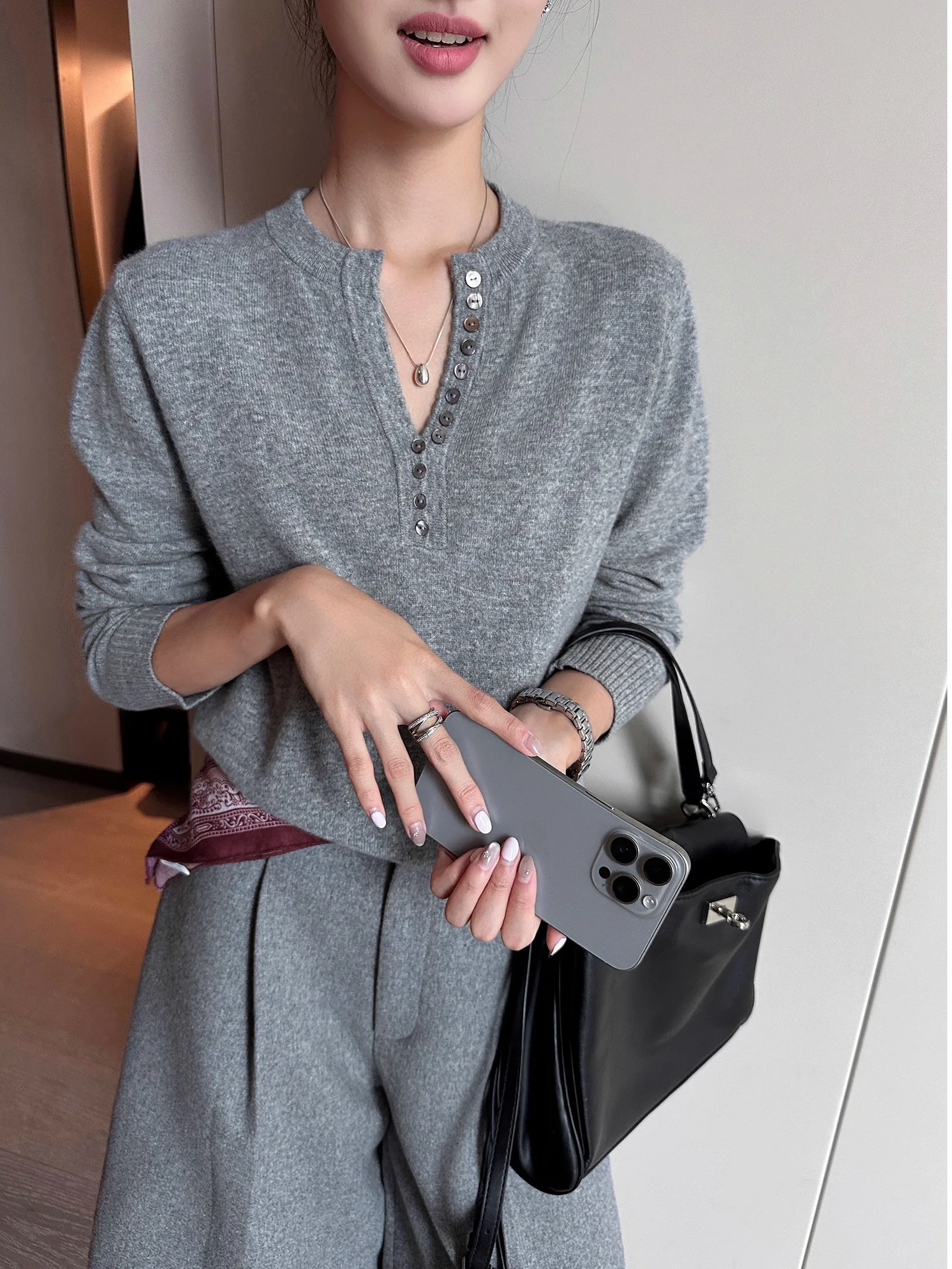 

ay Long Sve Knitted Sweater with Buttons Loose Fit Overhead Women's Faionable Simple Design Winter 2025 New Arrival