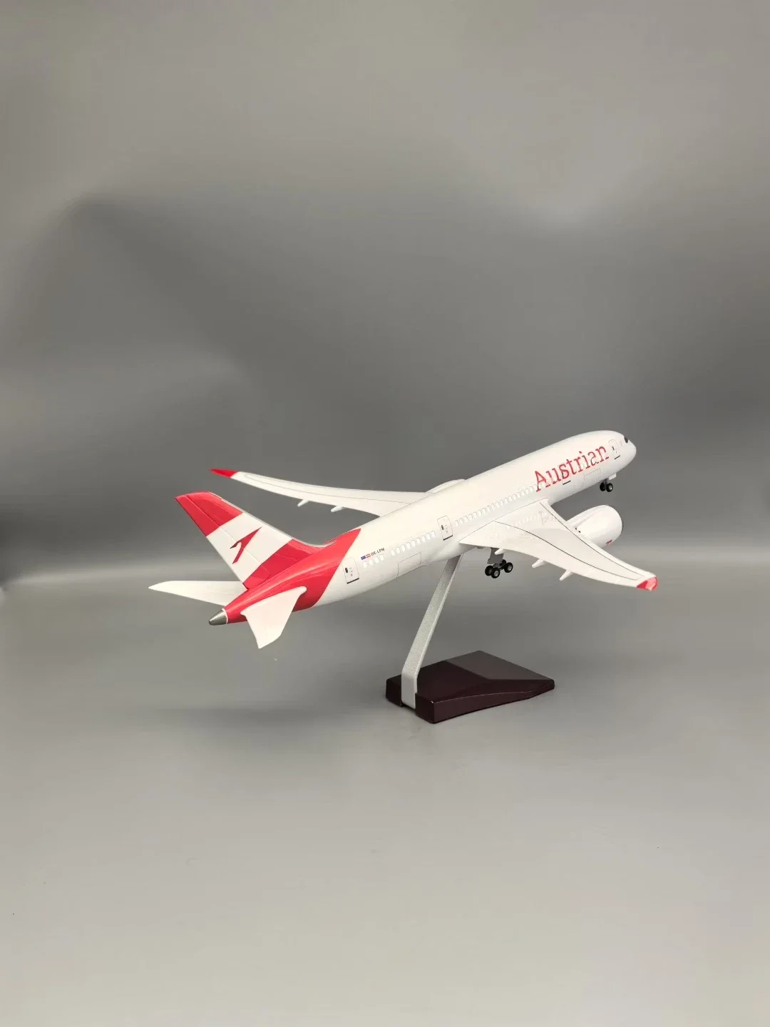 Modelo de avión B787, escala 1:130, avión austriaco 787, colección de aviones de resina fundida a presión con luces LED, decorac