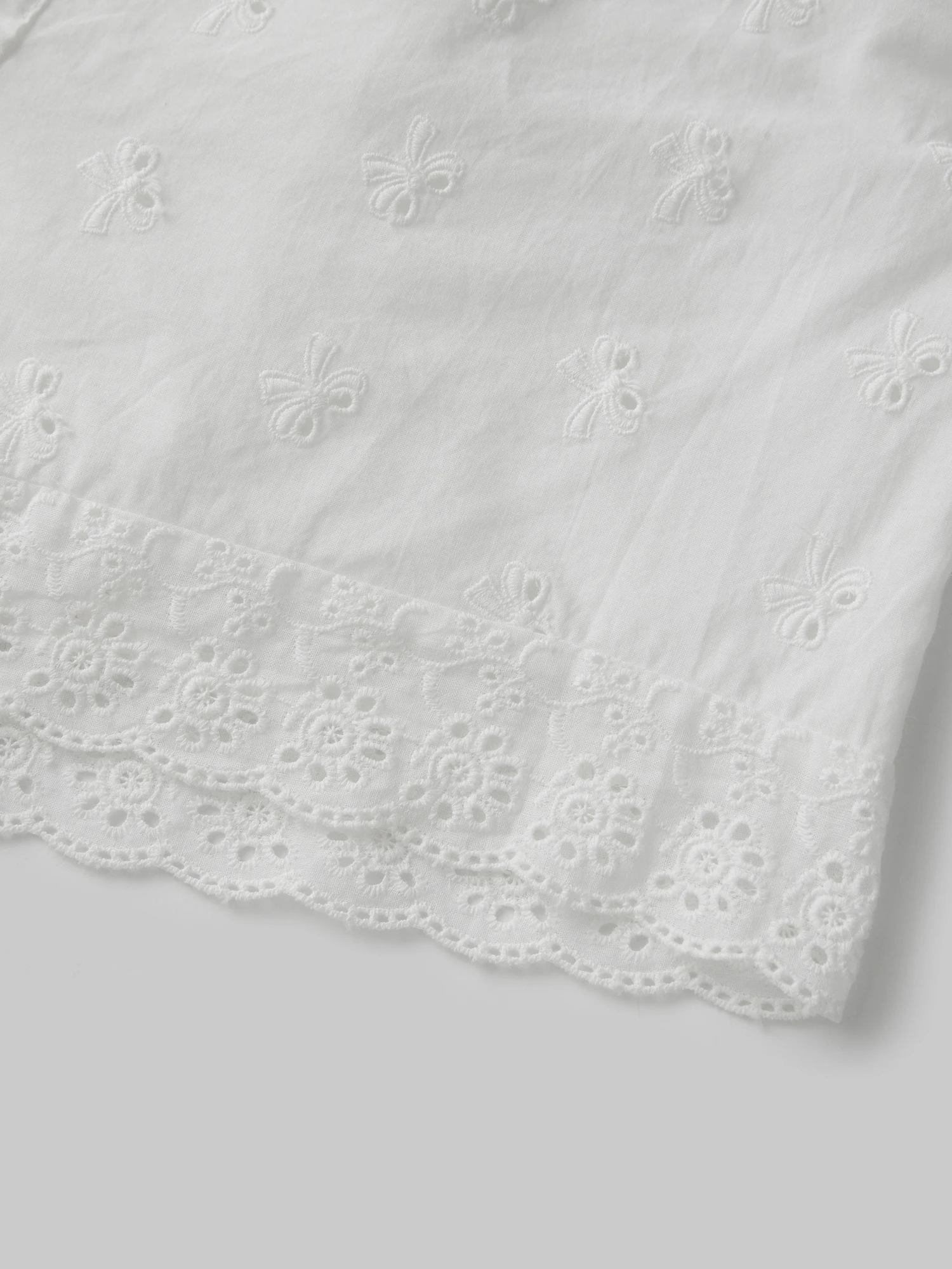 شورت نسائي من القطن خفيف الوزن مع حزام خصر مطاطي وتفاصيل تطريز زهور رقيقة لراحة الصيف