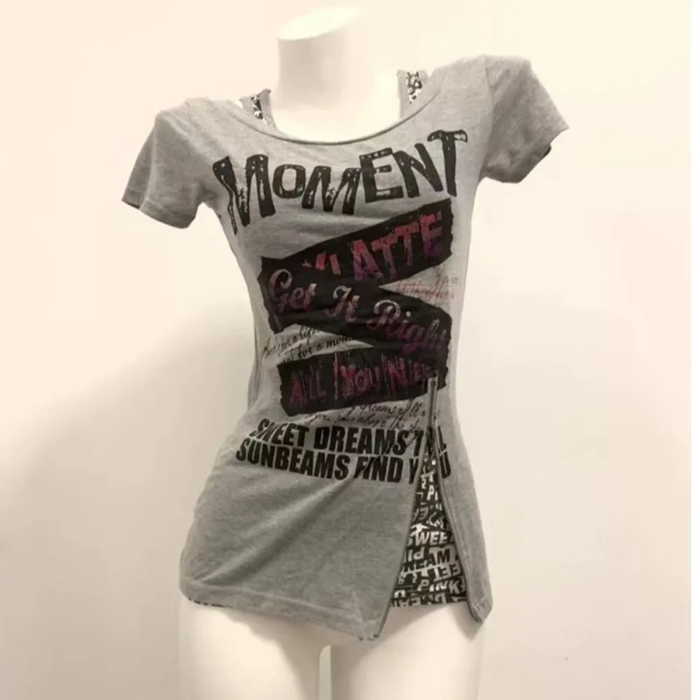 T-shirt gris Y2K à effet deux pièces pour femme, imprimé graphique lettres gothiques rétro, style Harajuku Street, coupe slim, décontracté, à manches courtes, tendance