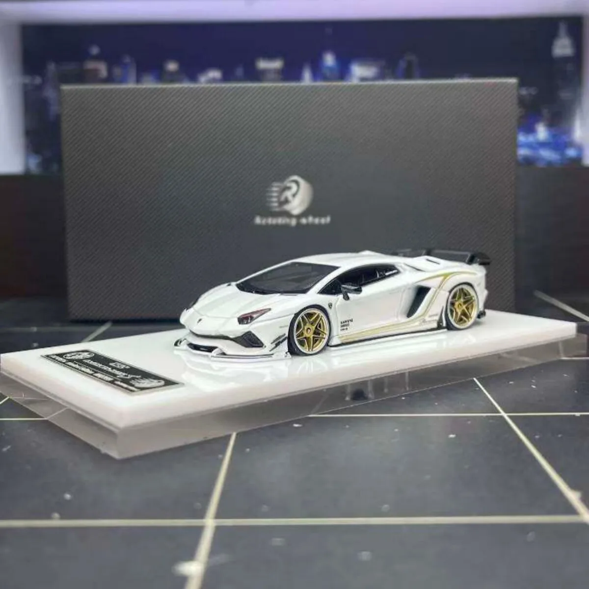 

Rotating Wheel RW ROWEN 1:64 Aventator S Diecast Model Car