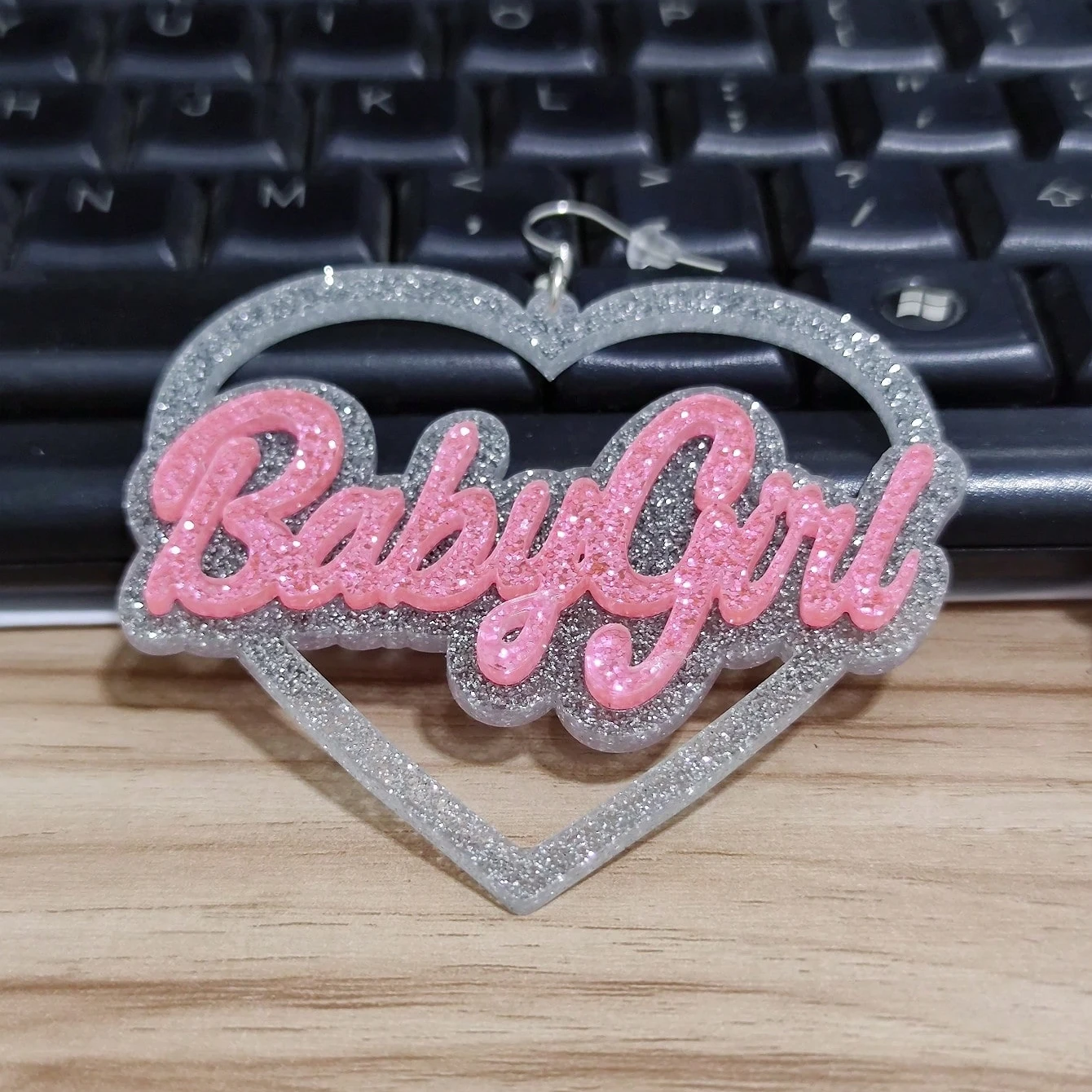 KUGUYS Herzförmige Babygirl-Babydoll-Ohrringe für Damen, glitzernder Acryl-Schmuck, Accessoires für Musikfestivals – Detail 6