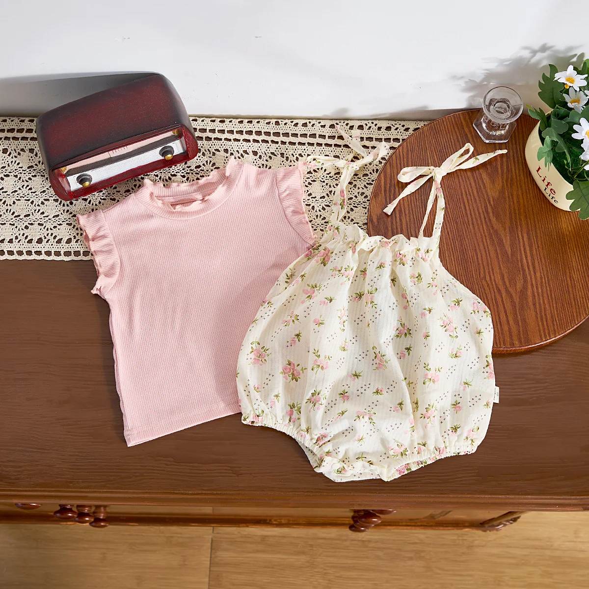 

Лето 2025 г., хлопковый комбинезон с милым принтом для маленьких девочек — розовая футболка и комбинезон с ремнями, комплект из двух предметов для маленьких девочек