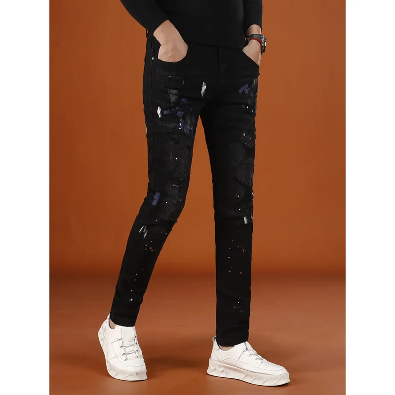 جينز ممزق مطبوع للرجال لخريف 2025 منتج جديد سروال رجالي وسيم مرن بأقدام صغيرة عصرية للشارع