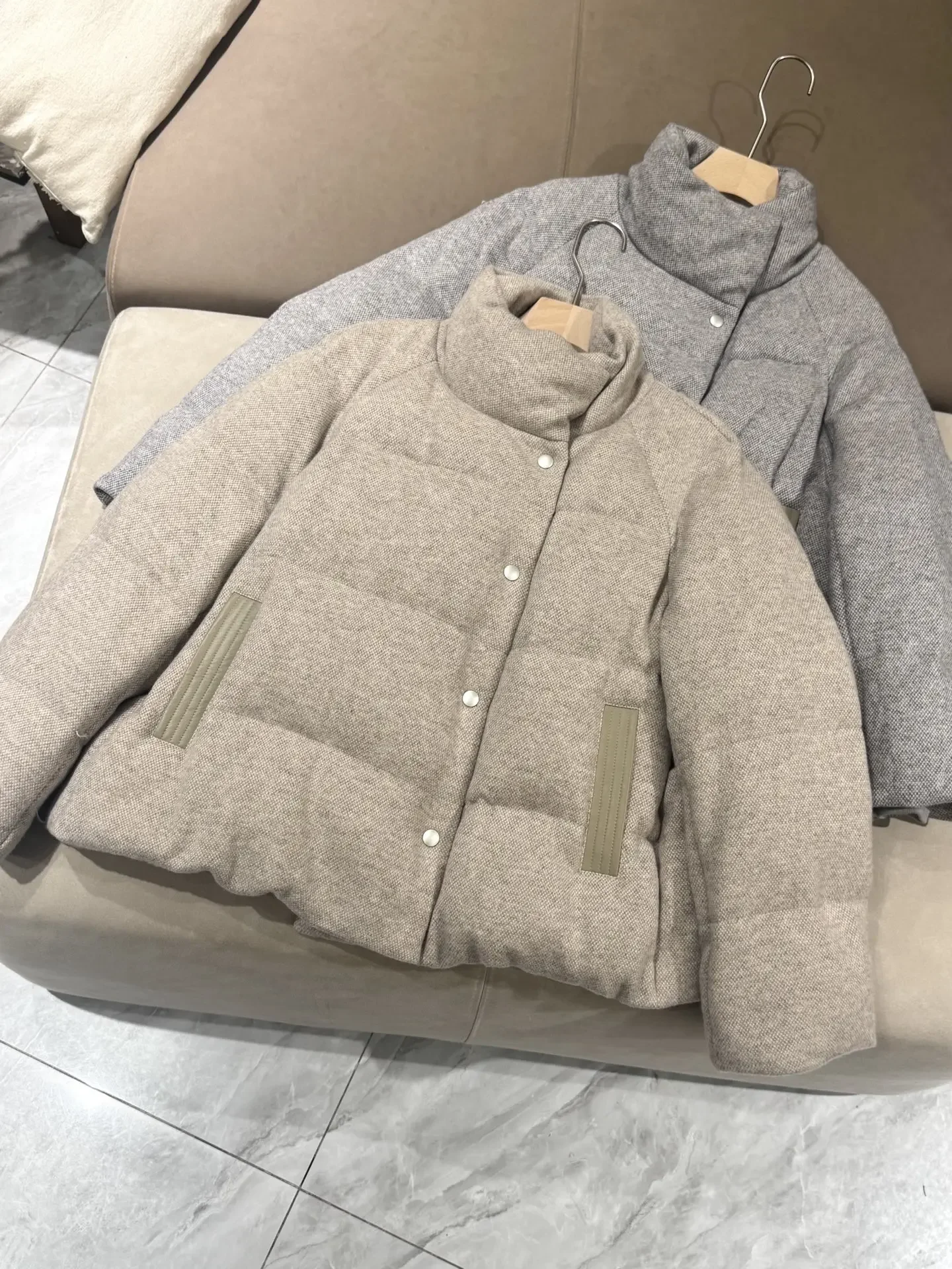 

Зимняя женская куртка из гусиного пуха с воротником-стойкой, длинными рукавами, на одной пуговице, свободного кроя