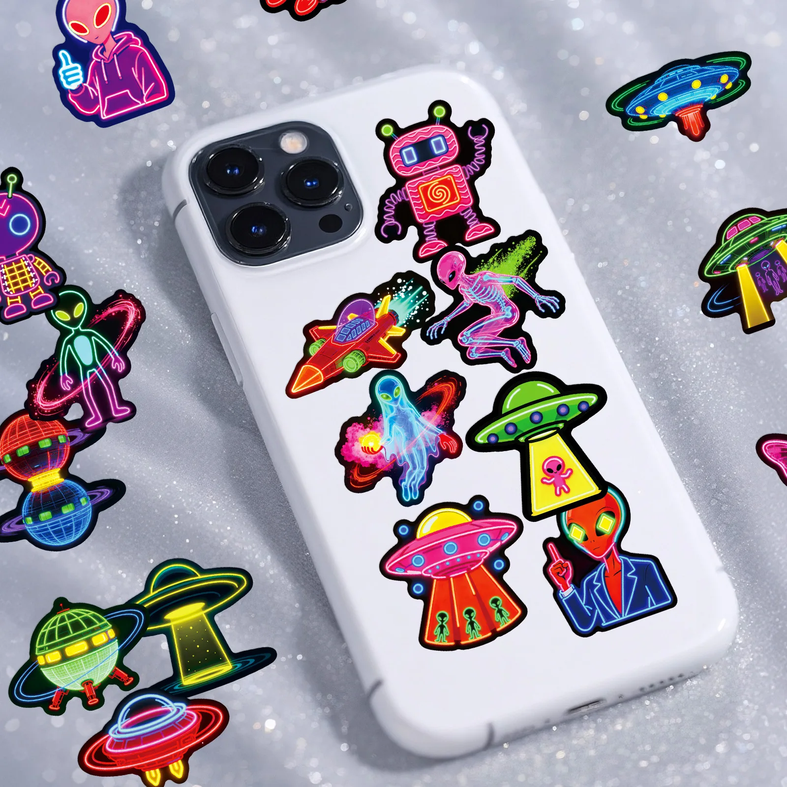 50 pezzi simpatici adesivi alieni decalcomanie UFO per telefono laptop scrapbook skateboard chitarra adesivi estetici graffiti fai da te