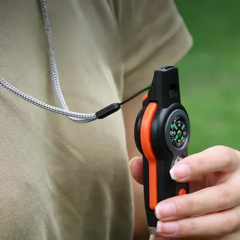 7 in1 Outdoor Survival Whistle เครื่องมือฉุกเฉิน Camping Hiking Rescue ฉุกเฉิน Loud Whistle เข็มทิศเครื่องวัดอุณหภูมิแว่นขยาย