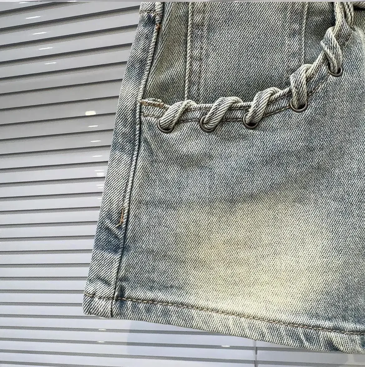 Three-point denim shorts female 2024 summer new personalized woven pocket decoration retro old fashion Joker shorts.