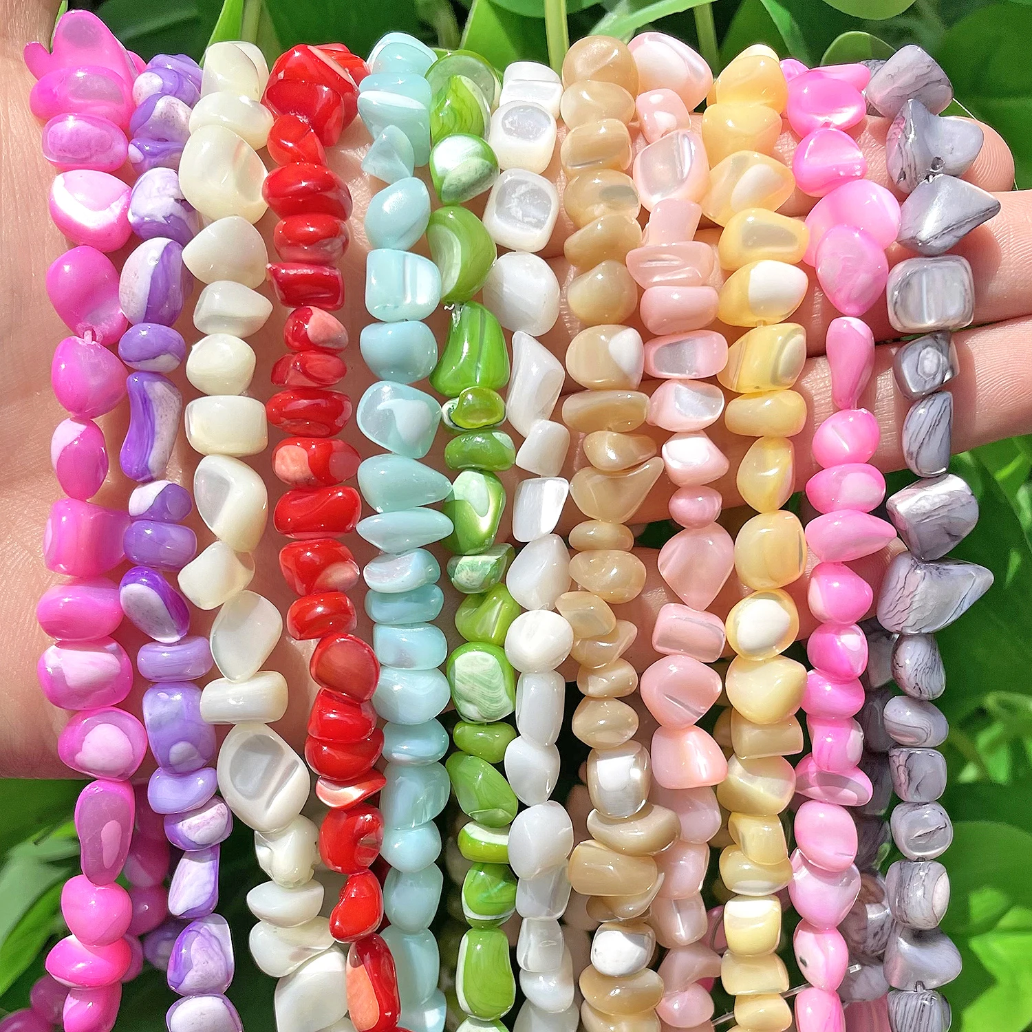 Naturalne koraliki z muszli kolorowe nieregularne Mop masa perłowa luźne koraliki dystansowe do tworzenia biżuterii DIY bransoletka z amuletem naszyjnik