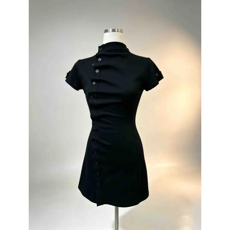 Vom chinesischen Cheongsam inspiriertes, figurbetontes Minikleid, schmales Partykleid im Qipao-Stil mit asymmetrischen Knöpfen und kurzen Ärmeln – Detail 2