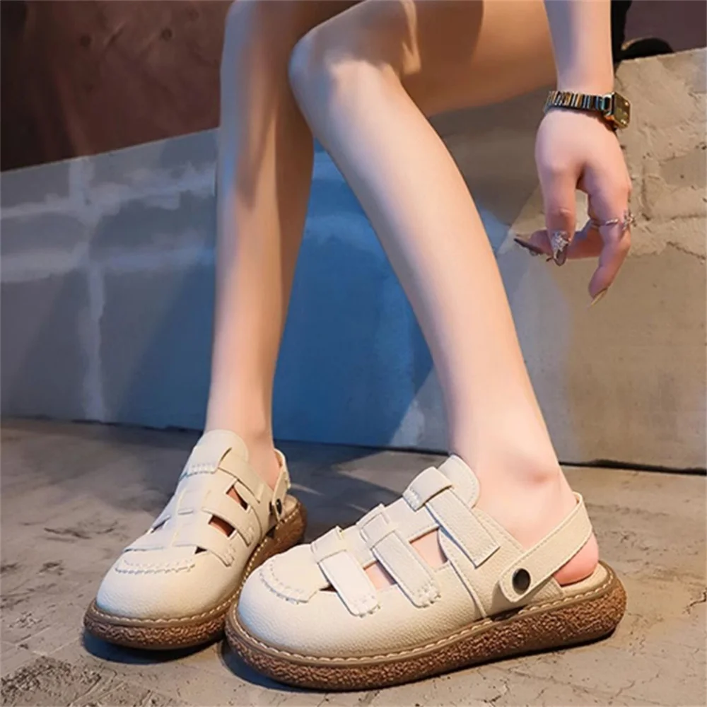 

Женские шлепанцы на каблуке, с закрытым носком, на платформе