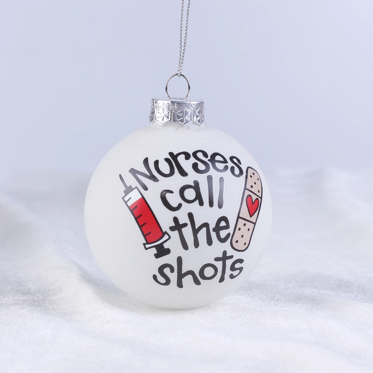 

Рождественский стеклянный шар с белым рисунком 8 см.