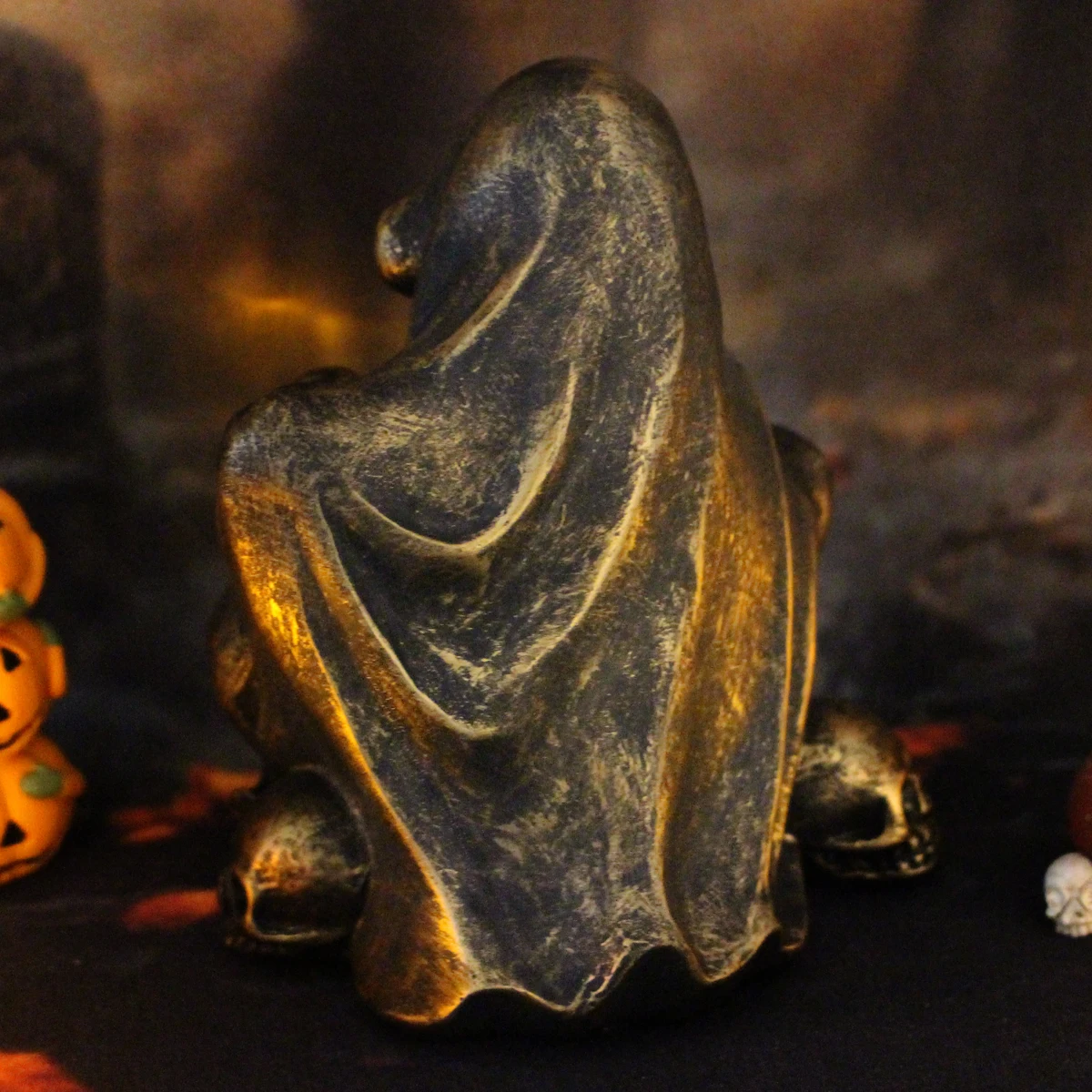 Halloween LED Light Up Grim Reaper Skull Base Statue, Resin Spooky Gothic Decor for Home Party Tabletop Holiday Ornament