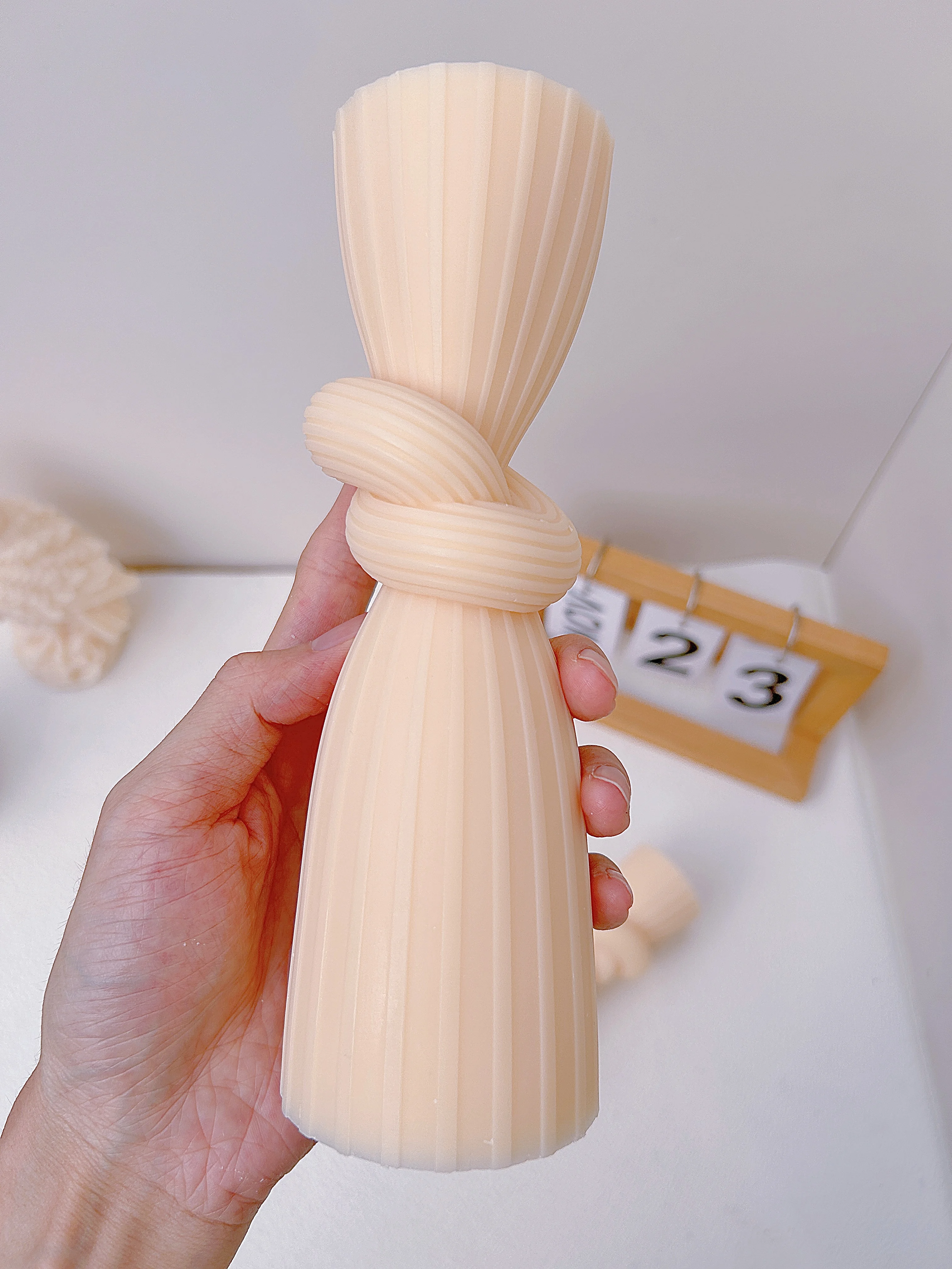

2023 New Striped Cylindrical Candle Mold DIY Geometry Cylindrical Knot Candle Silicone Mold Striped Cylindrical Gypsum Gift