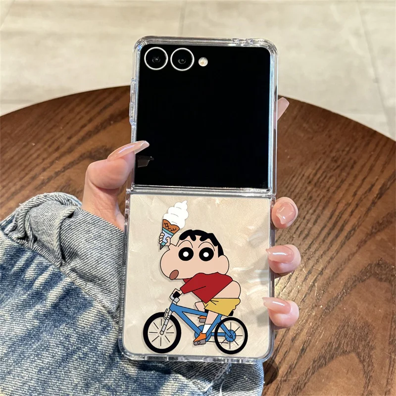Capa de celular transparente dobrável com desenho do anime Crayon Shin-chan com sorvete para Samsung Z Flip 3 4 5 6 7, capa fofa do Shin-chan pedalando uma bicicleta