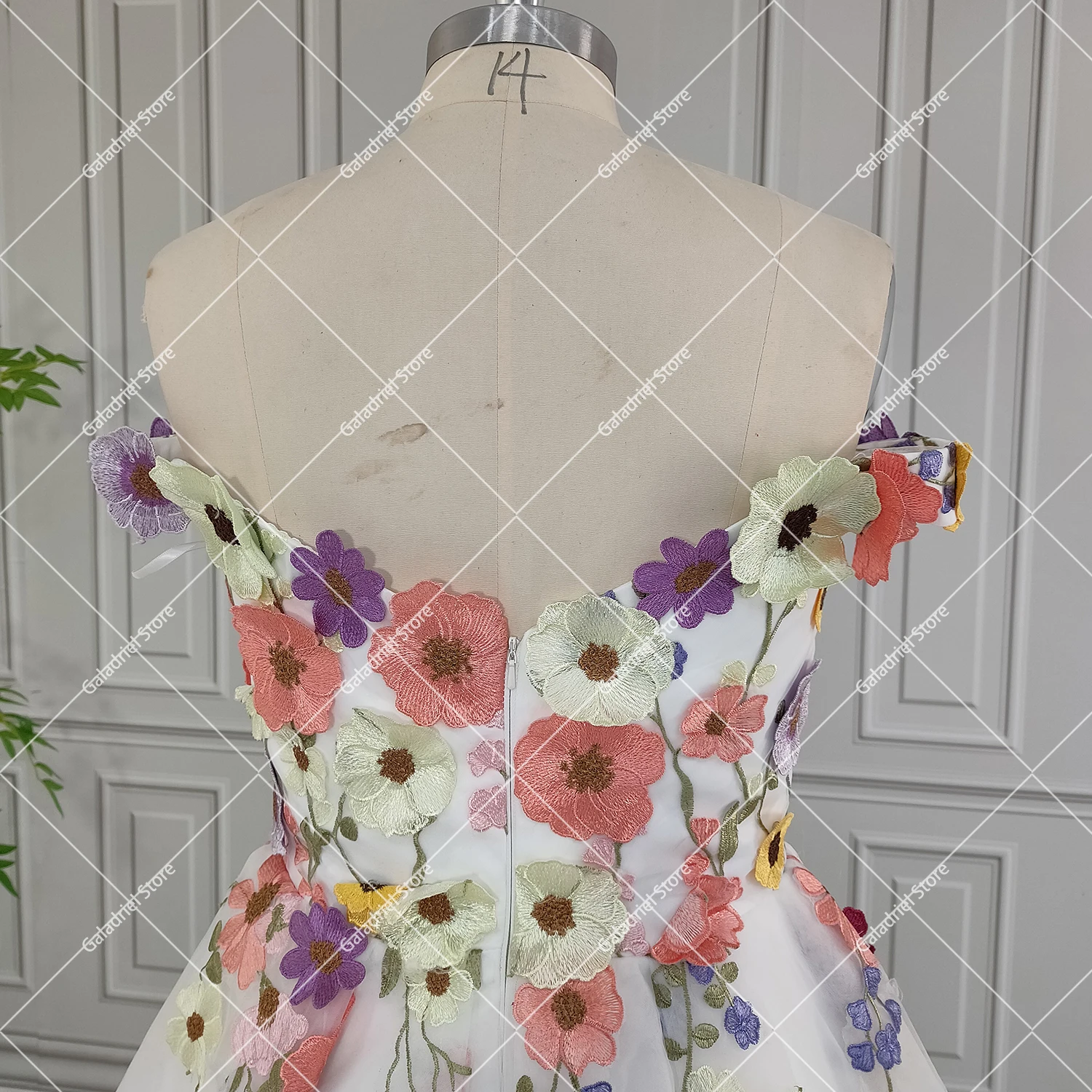 Vestido de novia de colores con bordado de flores y hombros descubiertos, vestido personalizado de tul hinchado con apliques coloridos en 3D de