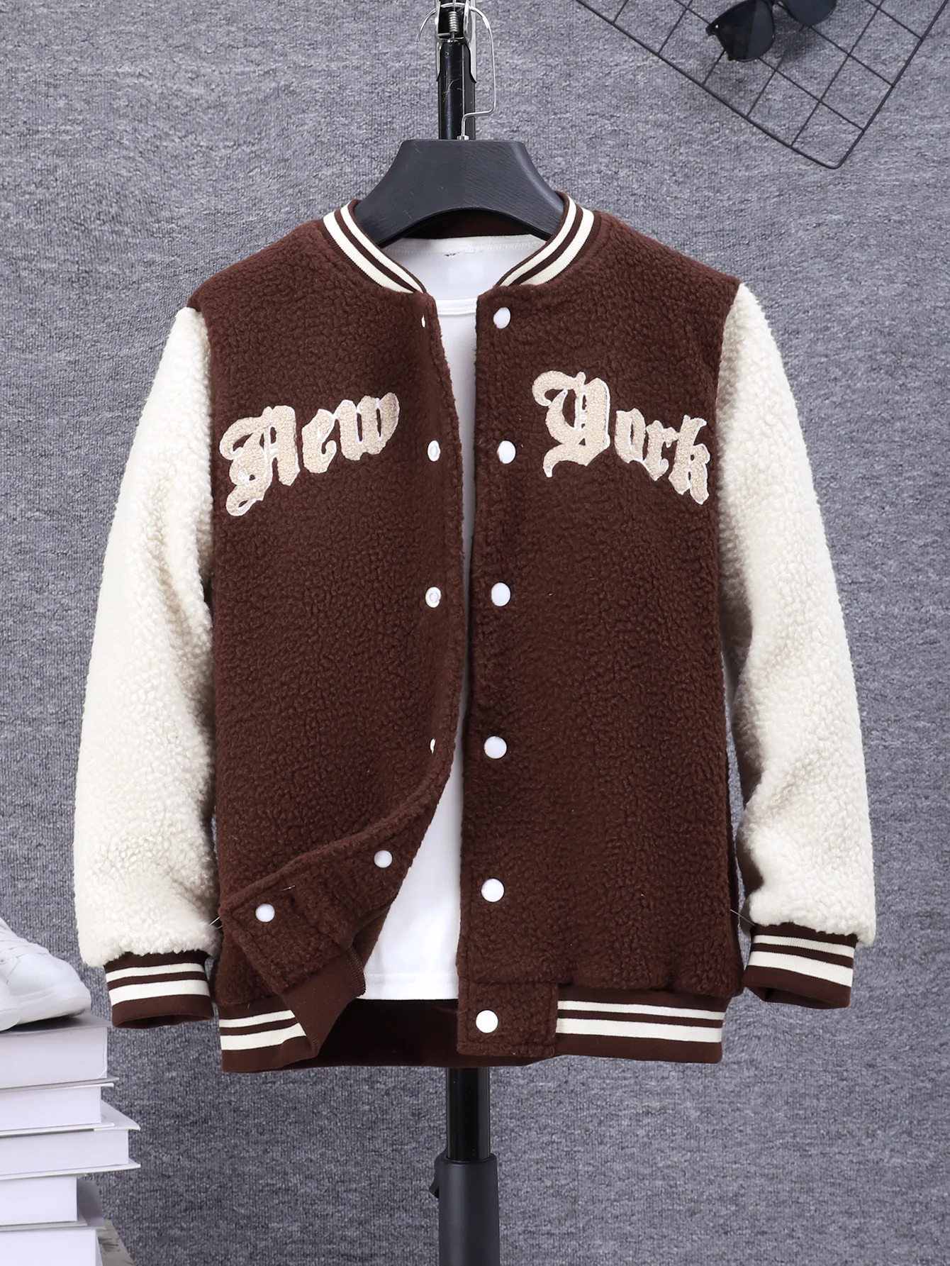 Boys' embroidered baseball uniform with letters on the outer tower is suitable for wearing in autumn and winter seasons