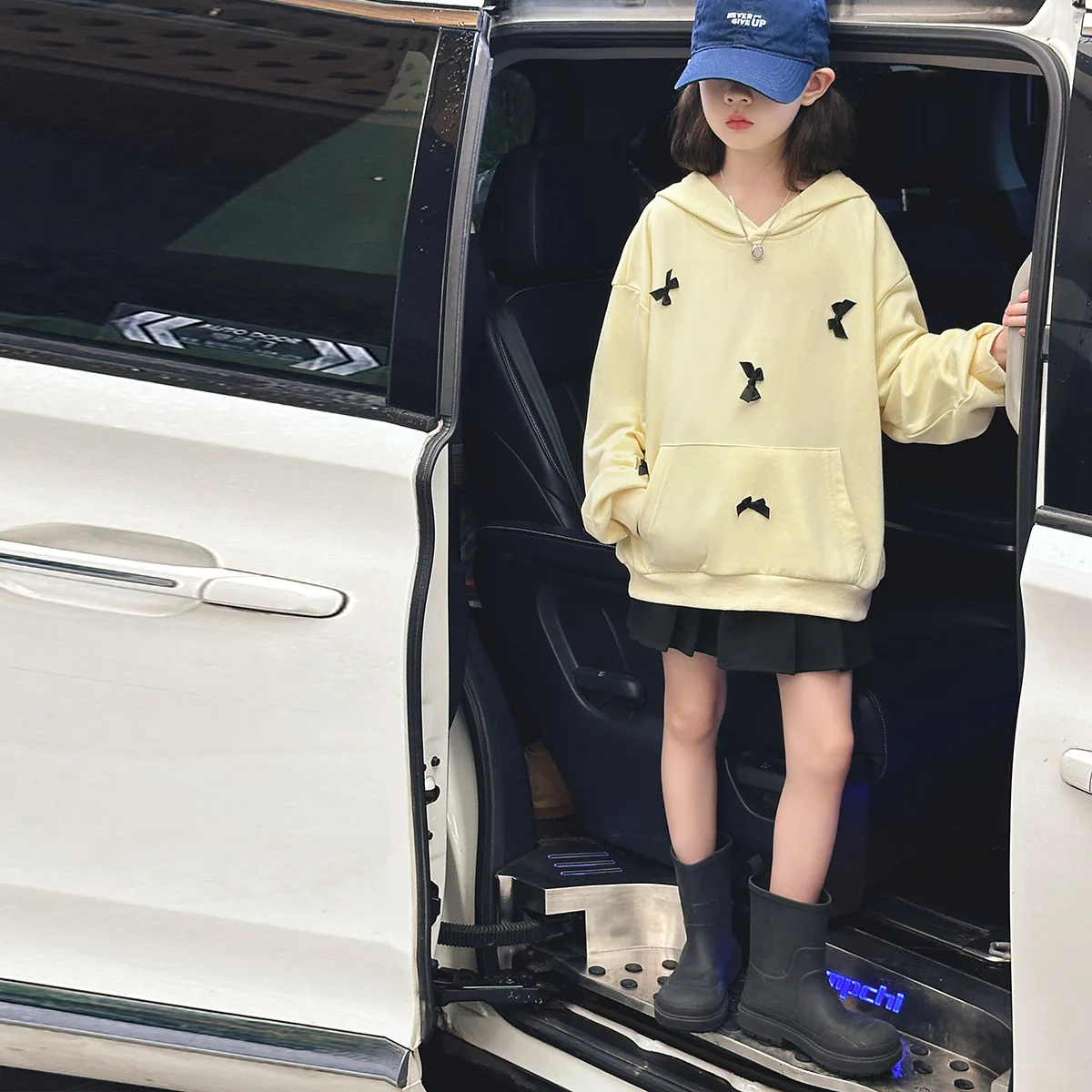 Girls Hoodie 2024 Autumn New Childrens Clothing Girls Baby Foreign Style Three-dimensional Bow Loose Hoodie Casual Simple Daily image 2