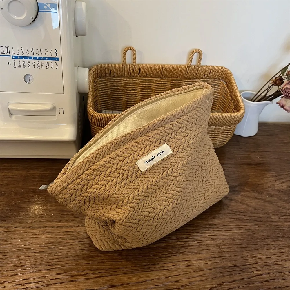Portable Large Capacity Makeup Bag Solid Color Woven Fabric Clutches Bag Beige Coffee Cosmetic Bag Outdoor view 4